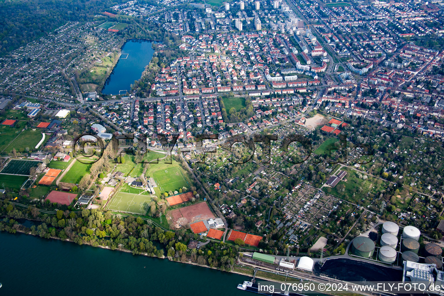 Vue aérienne de Installations sportives VfL Kurpfalz à le quartier Neckarau in Mannheim dans le département Bade-Wurtemberg, Allemagne