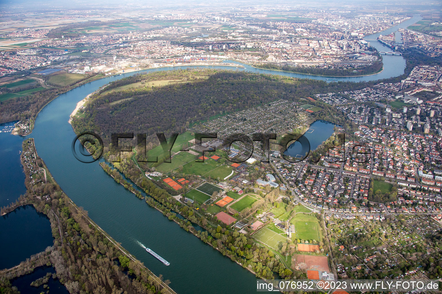 Vue aérienne de Parc forestier et Reississel à le quartier Niederfeld in Mannheim dans le département Bade-Wurtemberg, Allemagne