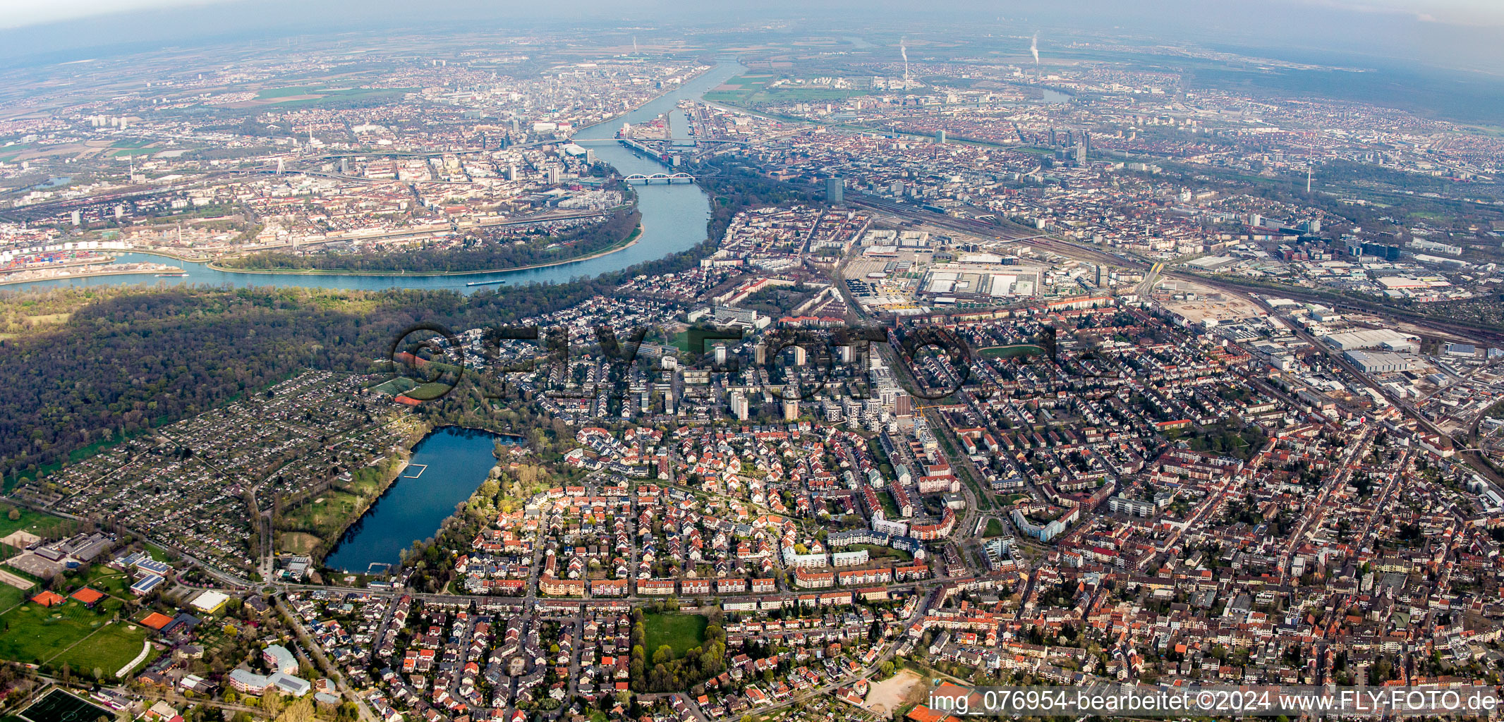 Vue aérienne de Vue sur la ville au bord du Rhin entre Ludwigshafen et à le quartier Lindenhof in Mannheim dans le département Bade-Wurtemberg, Allemagne