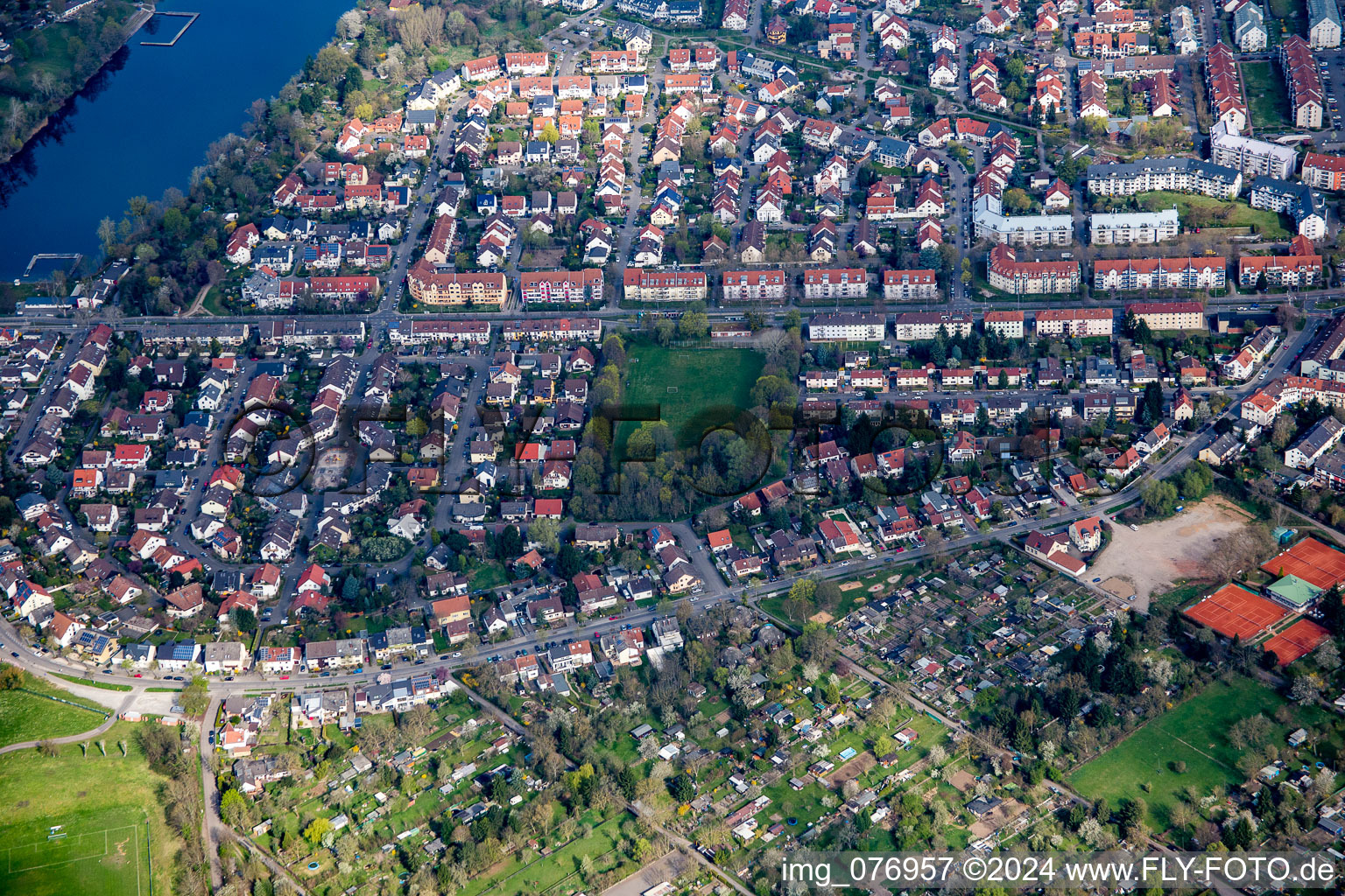 Vue aérienne de Quartier de la Rheingoldstrasse en zone urbaine à le quartier Neckarau in Mannheim dans le département Bade-Wurtemberg, Allemagne