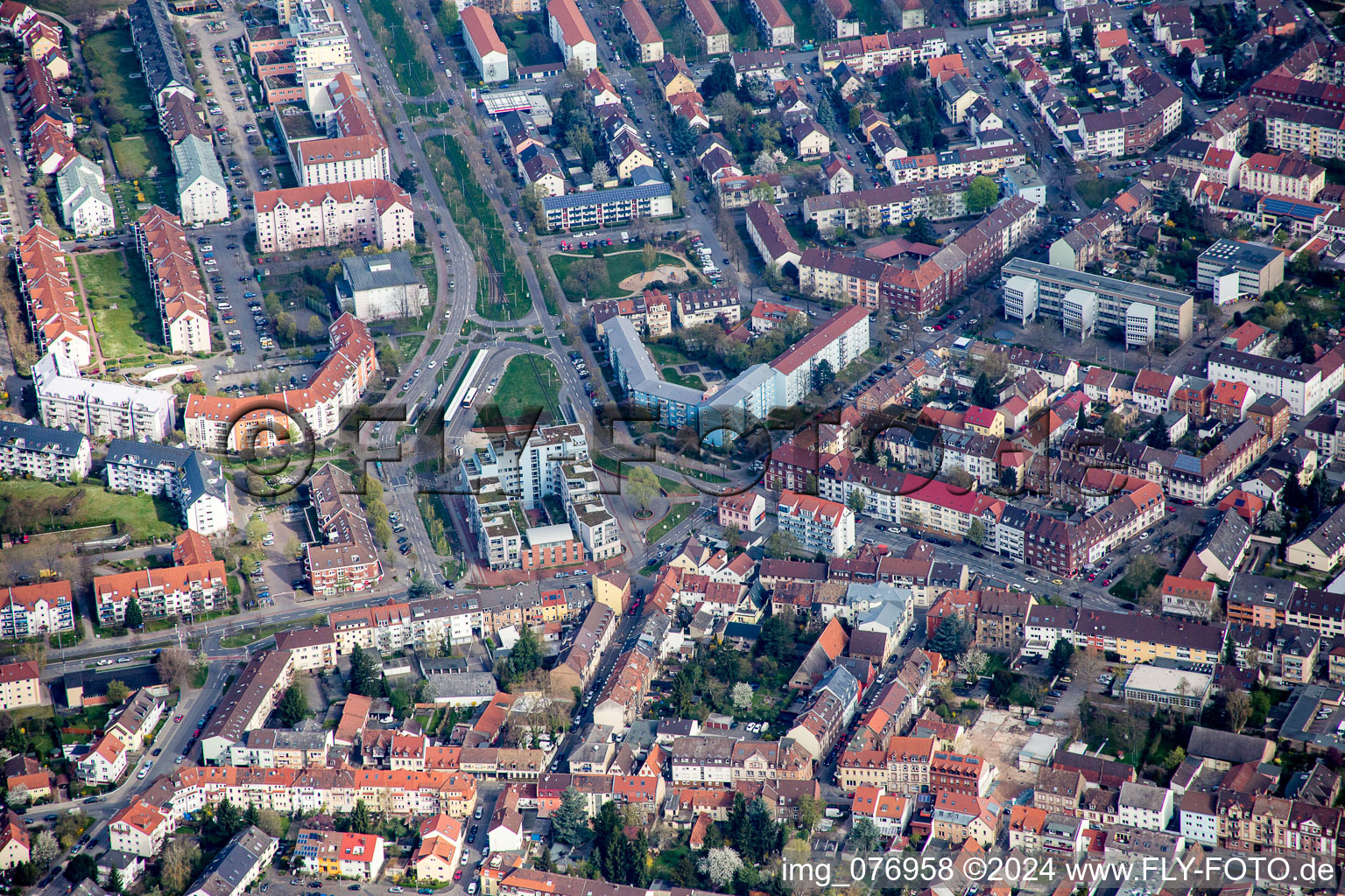 Vue aérienne de Place Rheingoldplatz au terminus de tramway Neckarau West, dans le centre-ville du quartier de Neckarau à le quartier Niederfeld in Mannheim dans le département Bade-Wurtemberg, Allemagne