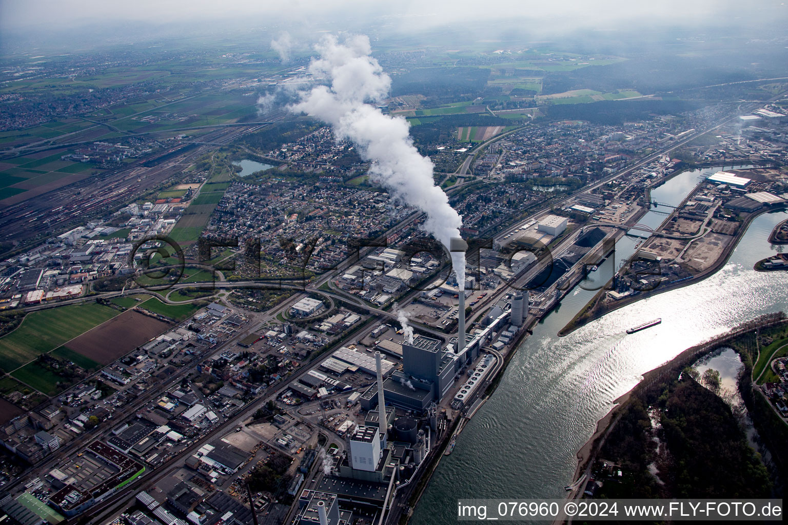 Vue aérienne de Chantier pour la nouvelle construction de la centrale électrique et des tours d'échappement de la centrale thermique GKM bloc 6 dans le district de Neckarau à le quartier Rheinau in Mannheim dans le département Bade-Wurtemberg, Allemagne