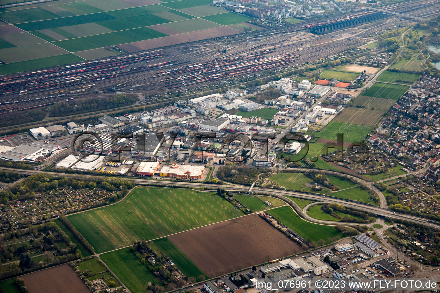 Vue aérienne de Zone industrielle Malaustr à le quartier Rheinau in Mannheim dans le département Bade-Wurtemberg, Allemagne