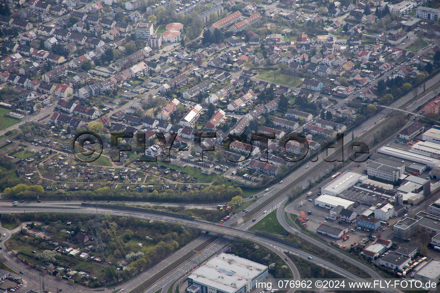 Vue aérienne de Pfingstberg à le quartier Rheinau in Mannheim dans le département Bade-Wurtemberg, Allemagne