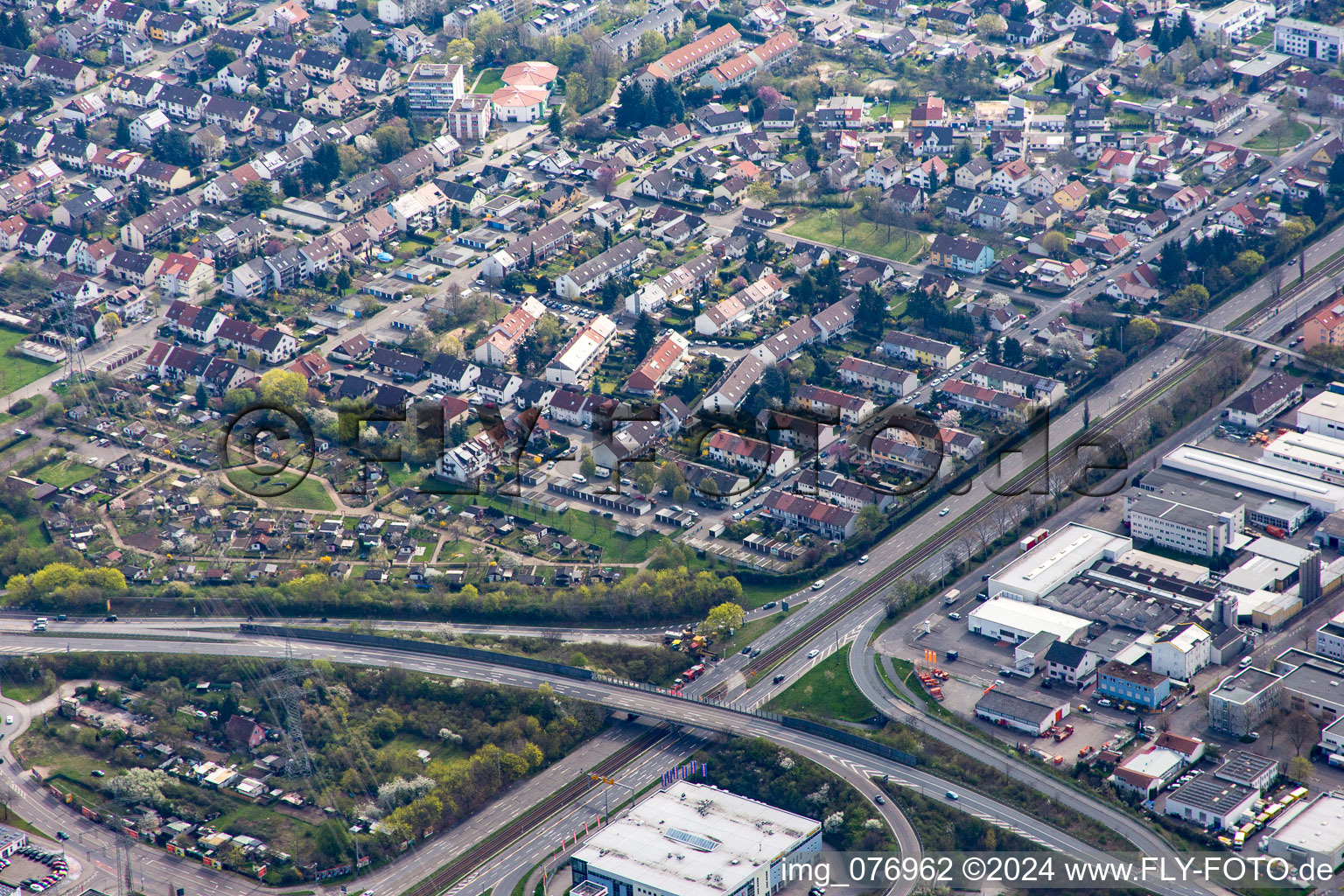 Vue aérienne de Pfingstberg à le quartier Rheinau in Mannheim dans le département Bade-Wurtemberg, Allemagne