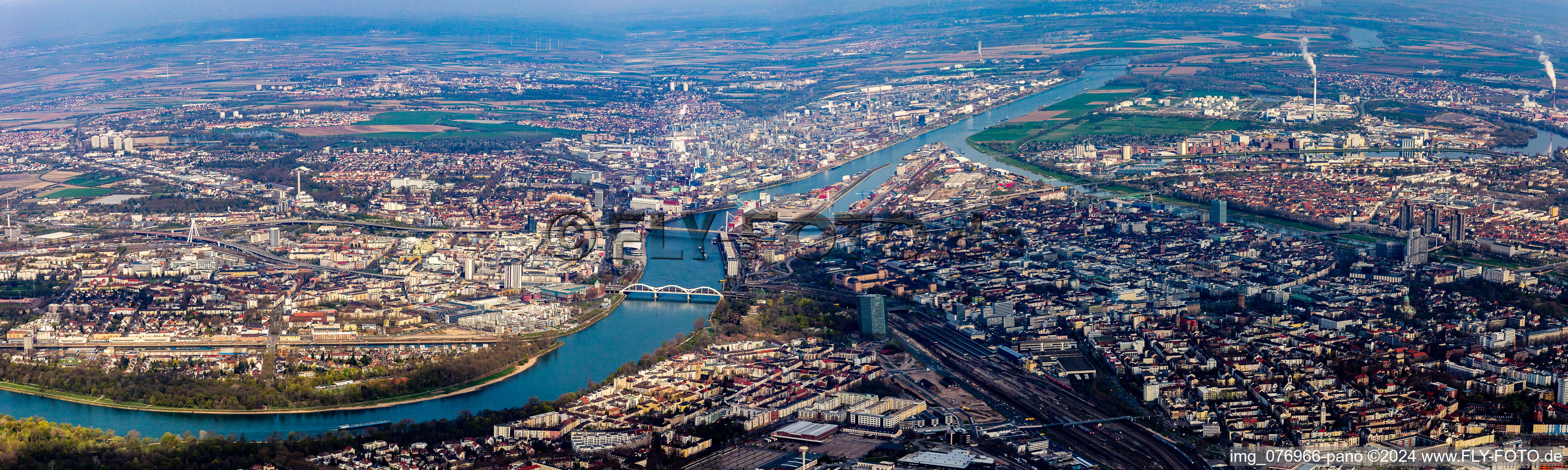 Vue aérienne de Perspective panoramique de la vue sur la ville au bord du Rhin entre Ludwigshafen et Mannheim à le quartier Mitte in Ludwigshafen am Rhein dans le département Rhénanie-Palatinat, Allemagne