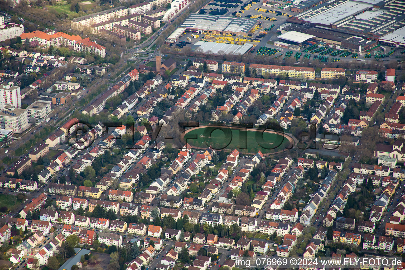 Vue aérienne de Terrain de sport - terrain de football à le quartier Almenhof in Mannheim dans le département Bade-Wurtemberg, Allemagne