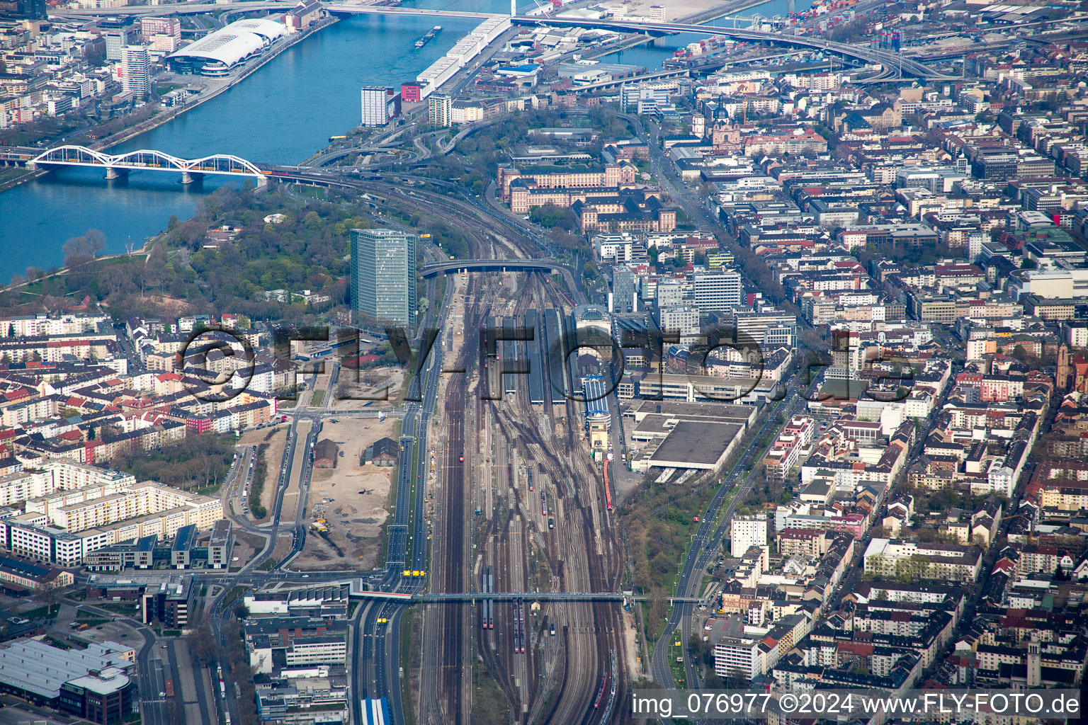 Vue aérienne de Gare centrale, château à le quartier Innenstadt in Mannheim dans le département Bade-Wurtemberg, Allemagne