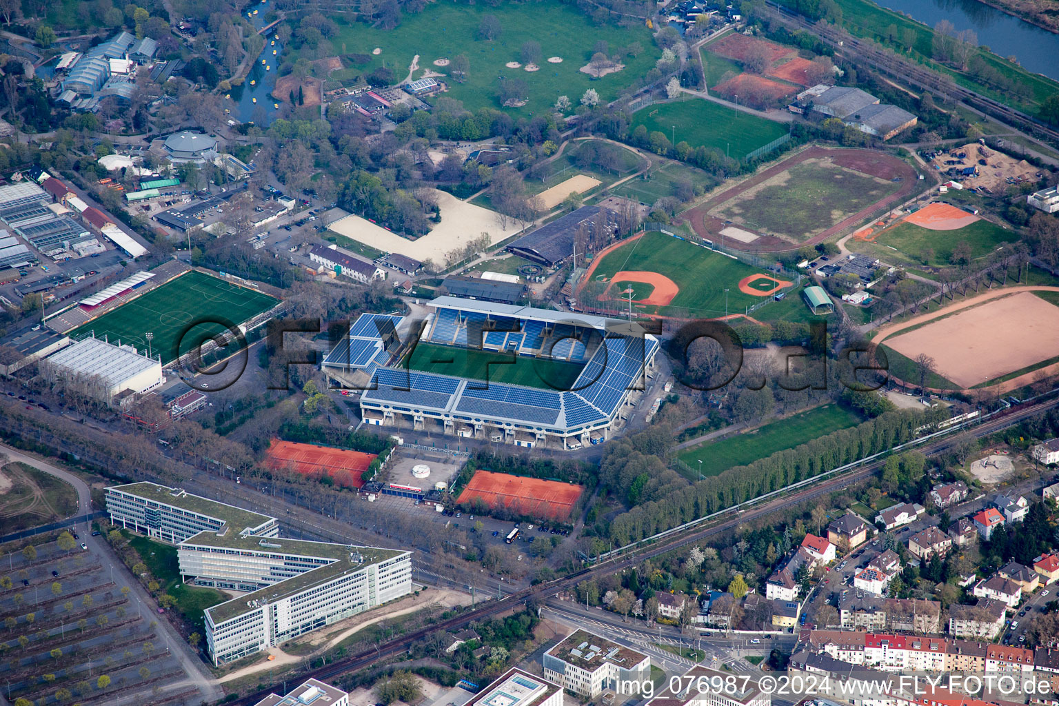 Vue aérienne de Luisenpark, Stade Carl Benz à le quartier Oststadt in Mannheim dans le département Bade-Wurtemberg, Allemagne