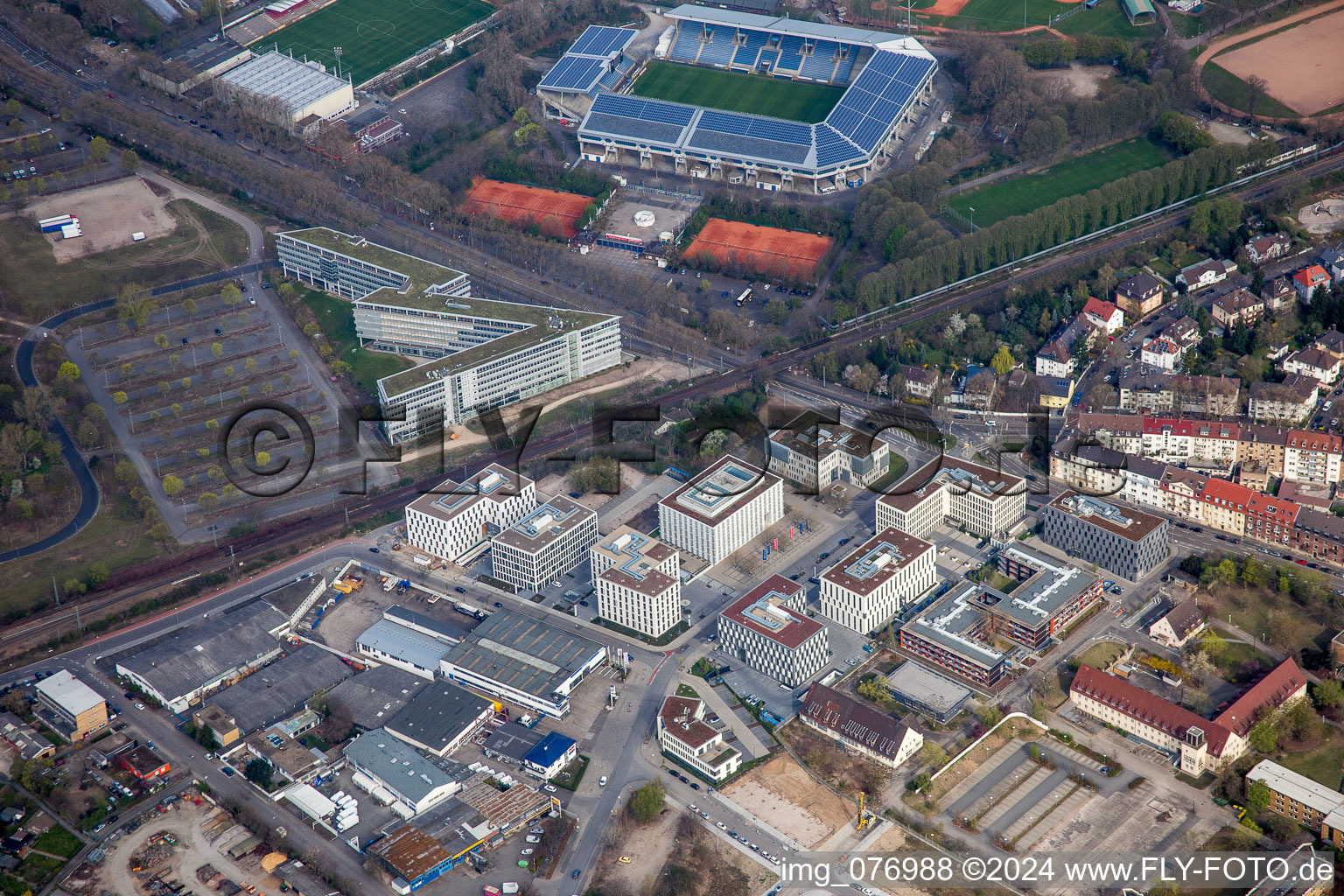 Vue aérienne de Zone commerciale Harlachweg et établissement d'entreprises devant le stade Carl Benz dans le quartier d'Oststadt à le quartier Neuostheim in Mannheim dans le département Bade-Wurtemberg, Allemagne