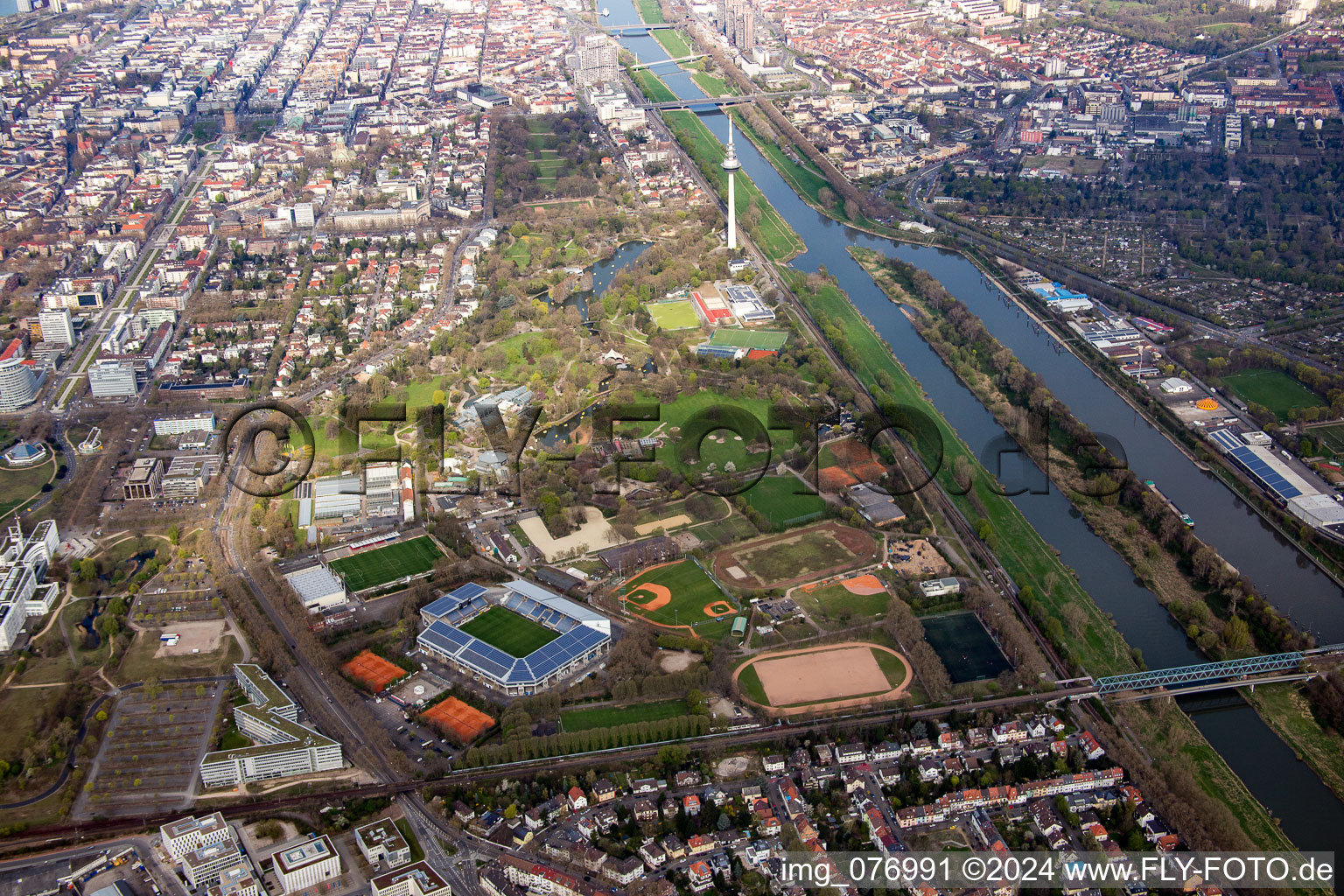 Vue aérienne de Luisenpark à le quartier Oststadt in Mannheim dans le département Bade-Wurtemberg, Allemagne