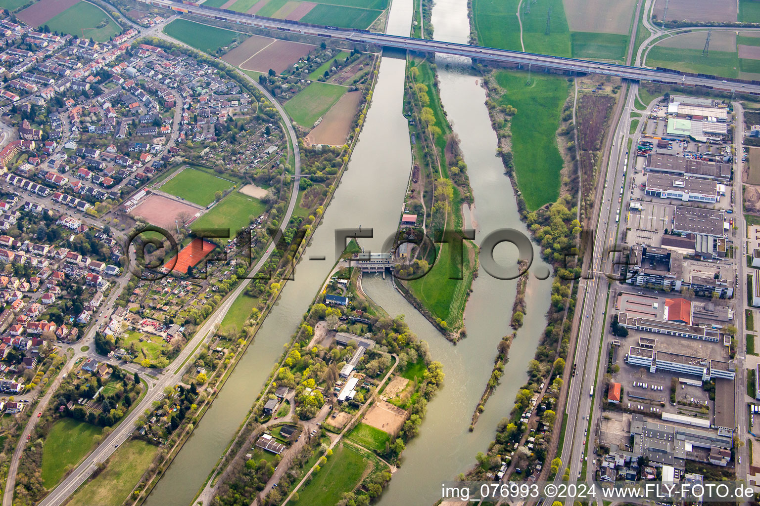 Vue aérienne de Île au bord du Neckar, devant le pont de l'A6 à le quartier Feudenheim in Mannheim dans le département Bade-Wurtemberg, Allemagne