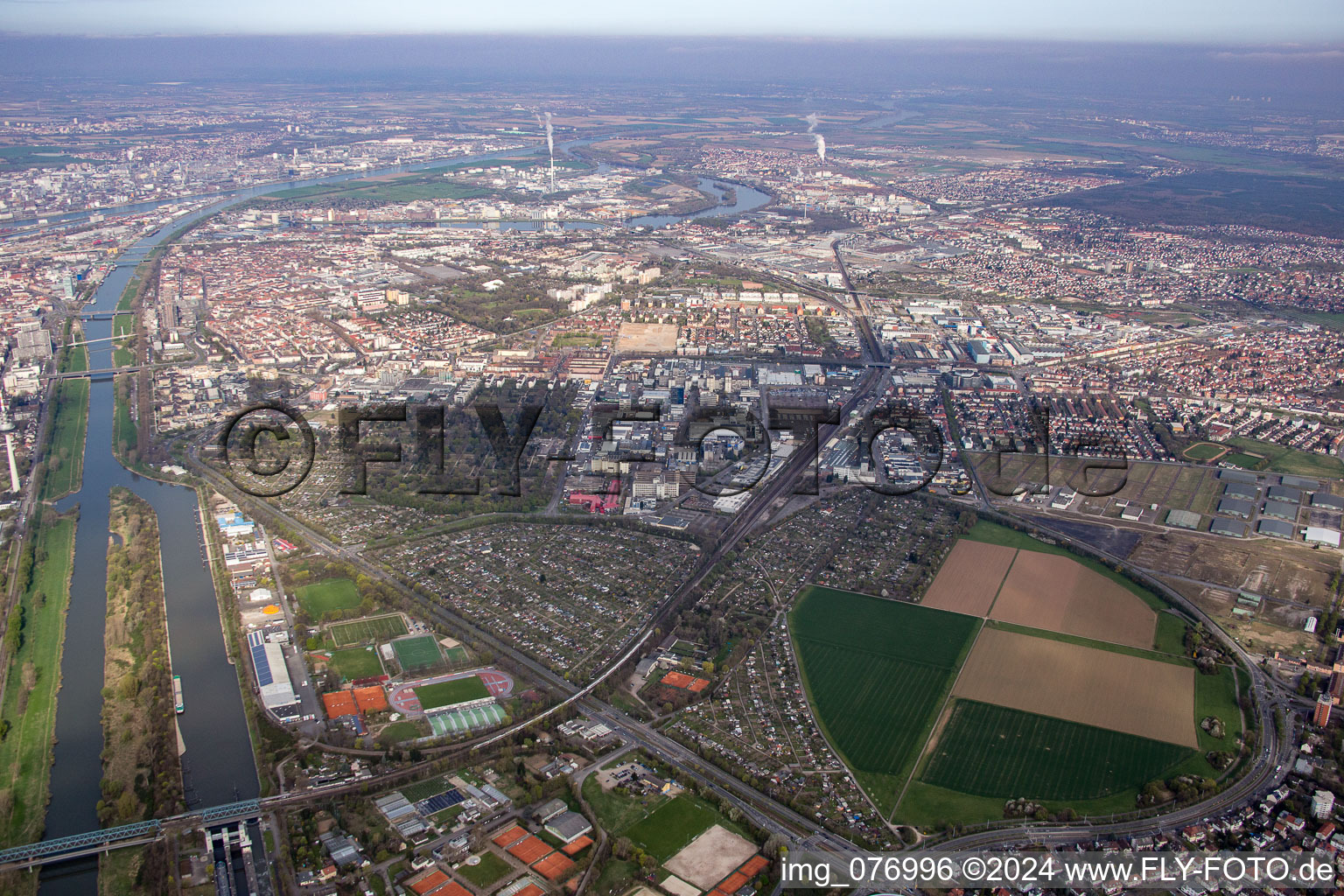 Vue aérienne de Quartier Käfertal in Mannheim dans le département Bade-Wurtemberg, Allemagne