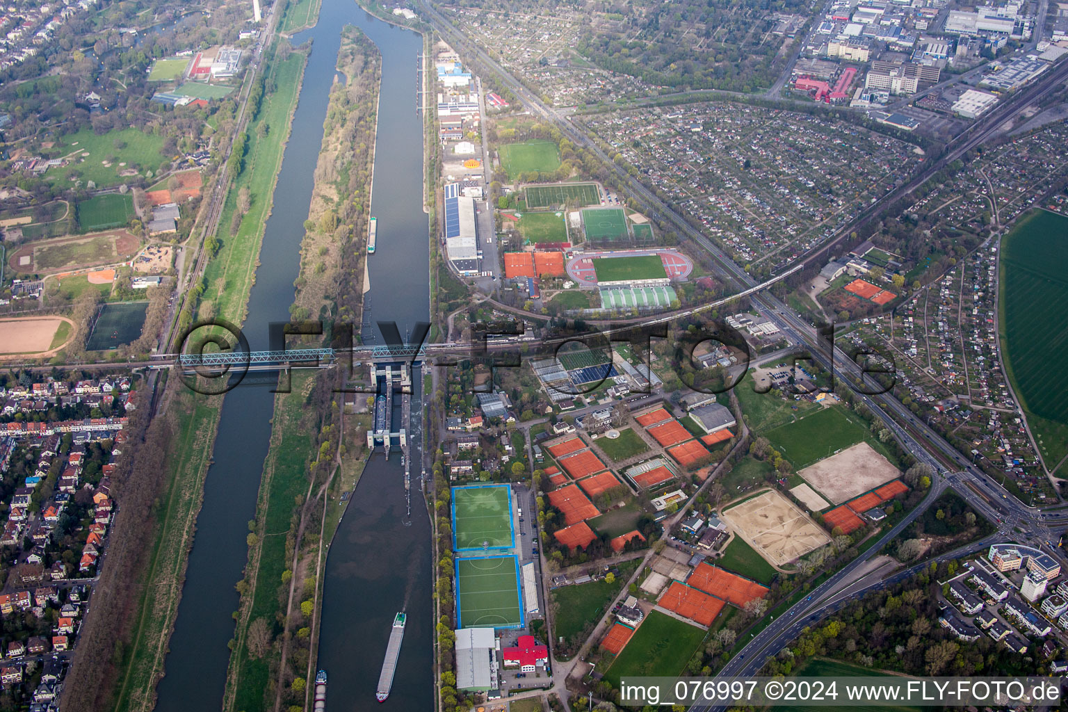 Vue aérienne de Structure de pont ferroviaire pour le passage des voies ferrées au-dessus du Neckar et de l'île du Neckar à la base olympique d'athlétisme du district de Wohlgelegen à le quartier Neckarstadt-Ost in Mannheim dans le département Bade-Wurtemberg, Allemagne