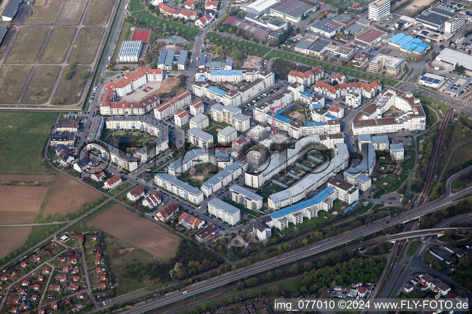 Vue aérienne de Quartier Ida-Dehmel-Ring dans la zone urbaine à le quartier Käfertal in Mannheim dans le département Bade-Wurtemberg, Allemagne
