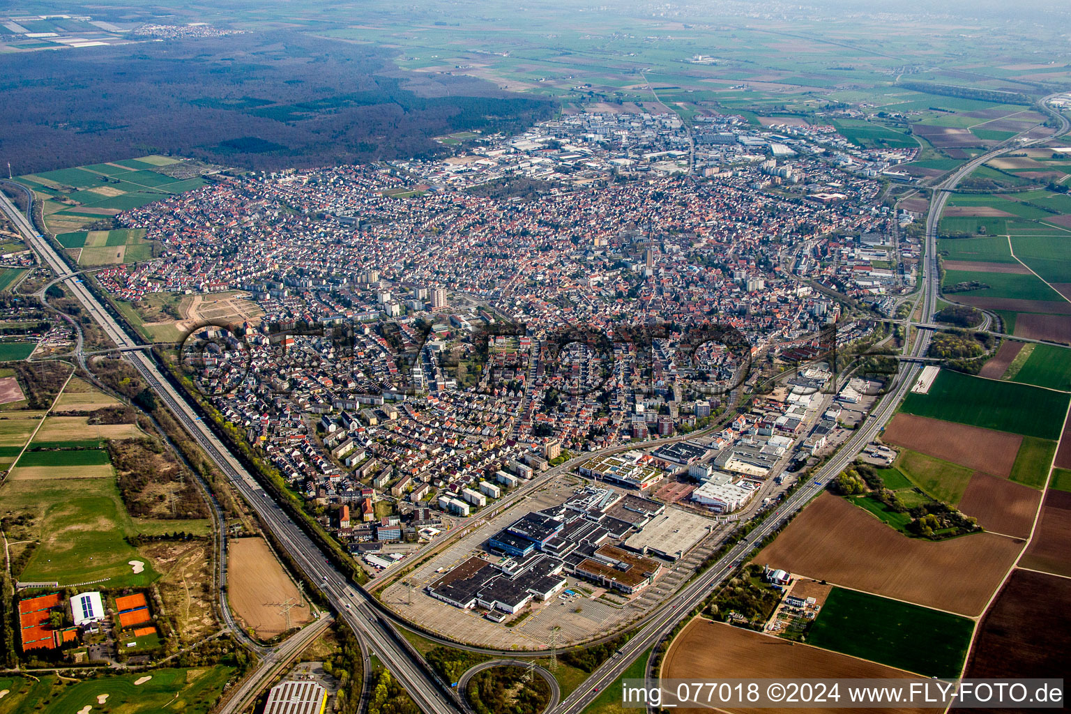 Vue aérienne de Vue des rues et des maisons des quartiers résidentiels à Viernheim dans le département Hesse, Allemagne