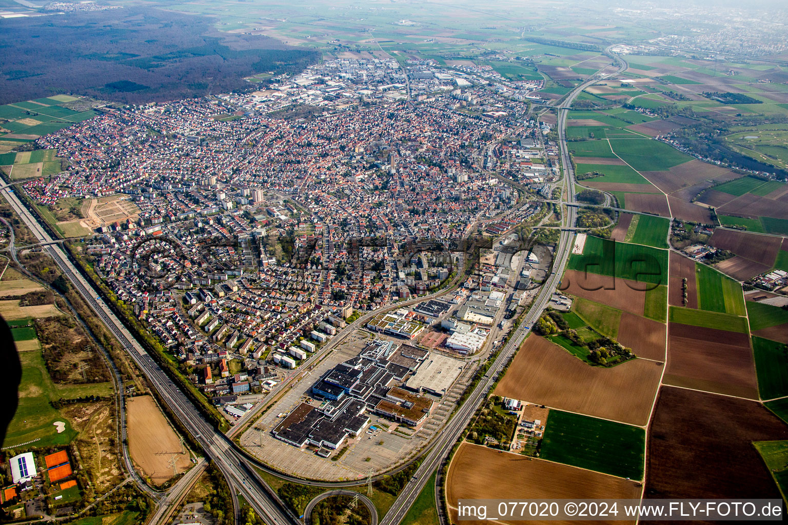 Vue aérienne de Vue des rues et des maisons des quartiers résidentiels à Viernheim dans le département Hesse, Allemagne