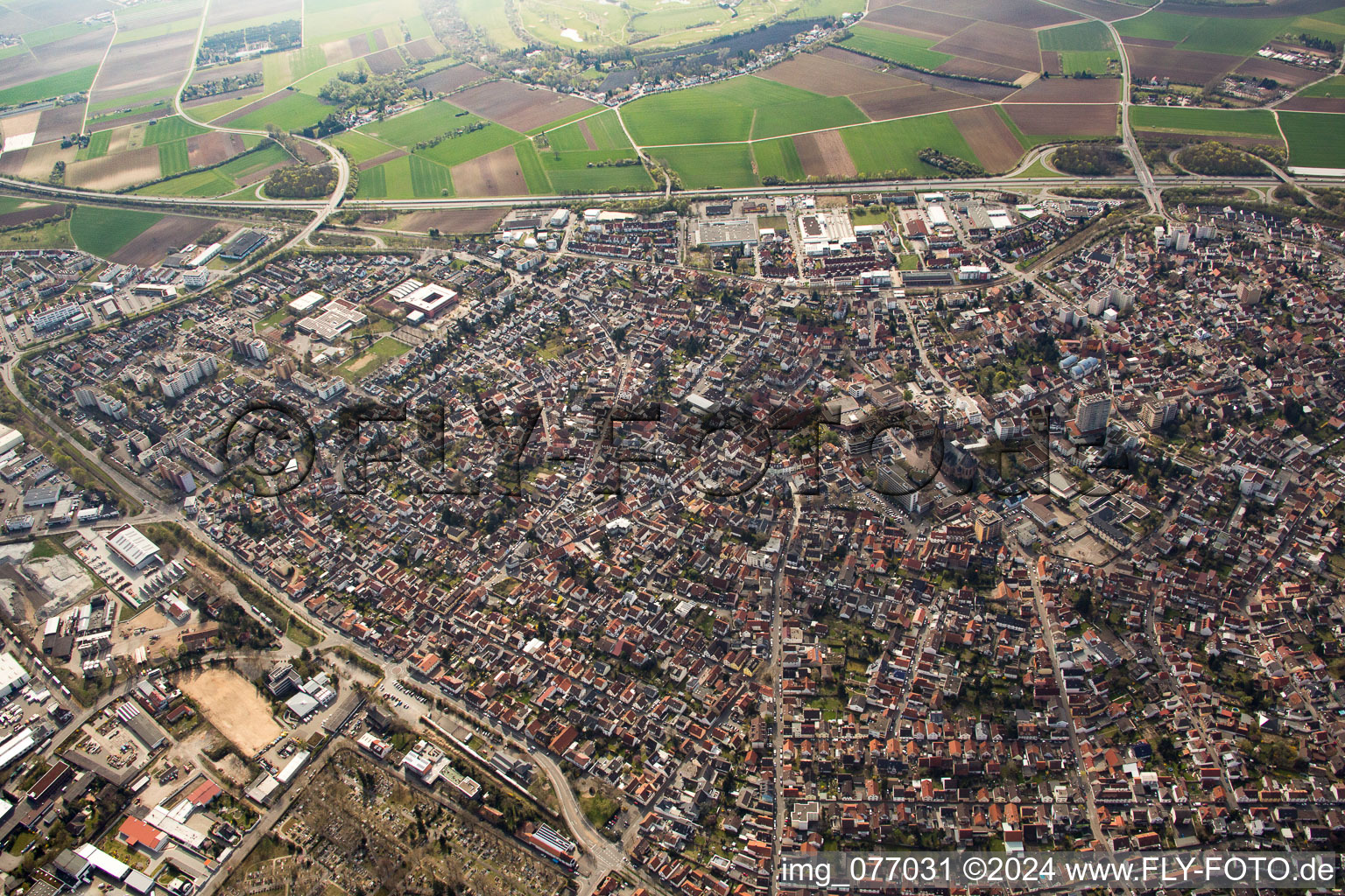 Vue aérienne de Viernheim dans le département Hesse, Allemagne