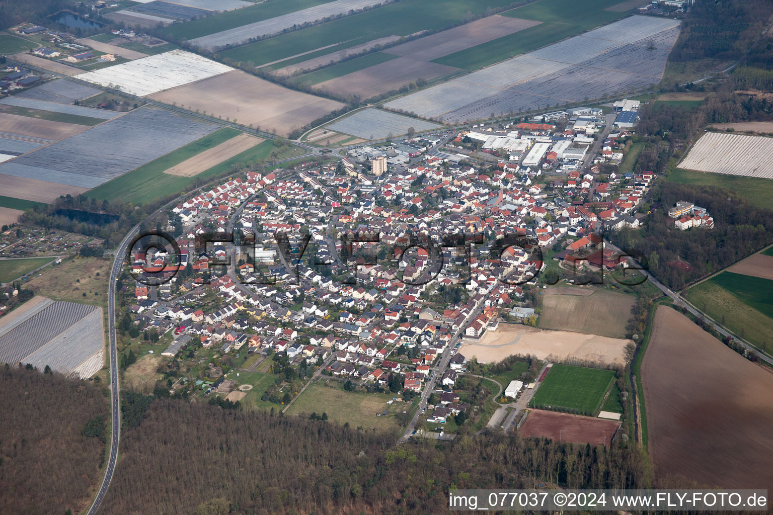 Vue aérienne de Vue sur les rues et les maisons en forme de fer à cheval des quartiers résidentiels du quartier Hüttenfeld à Lampertheim à Hüttenfeld dans le département Hesse, Allemagne
