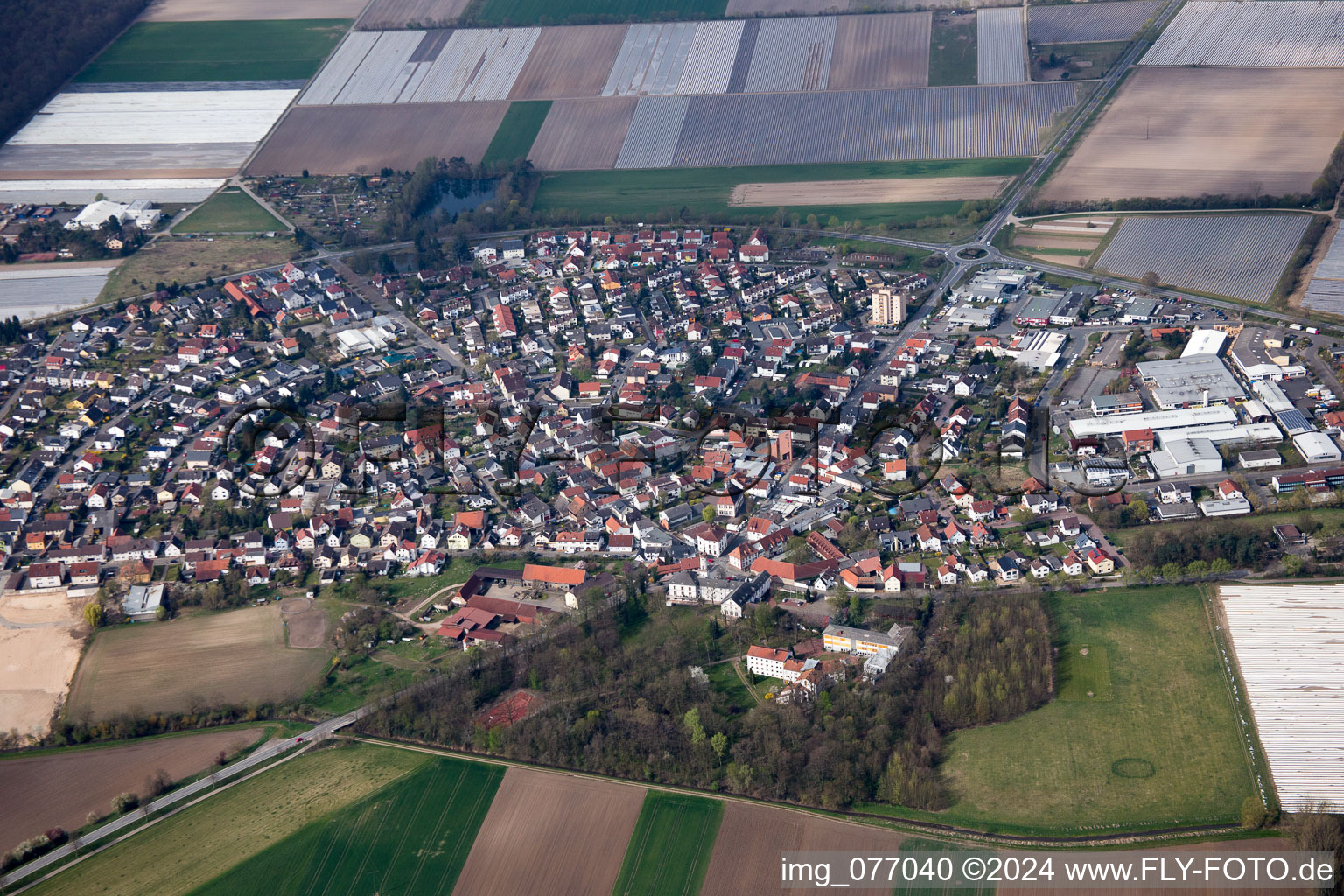 Photographie aérienne de Vue sur les rues et les maisons en forme de fer à cheval des quartiers résidentiels du quartier Hüttenfeld à Lampertheim à Hüttenfeld dans le département Hesse, Allemagne