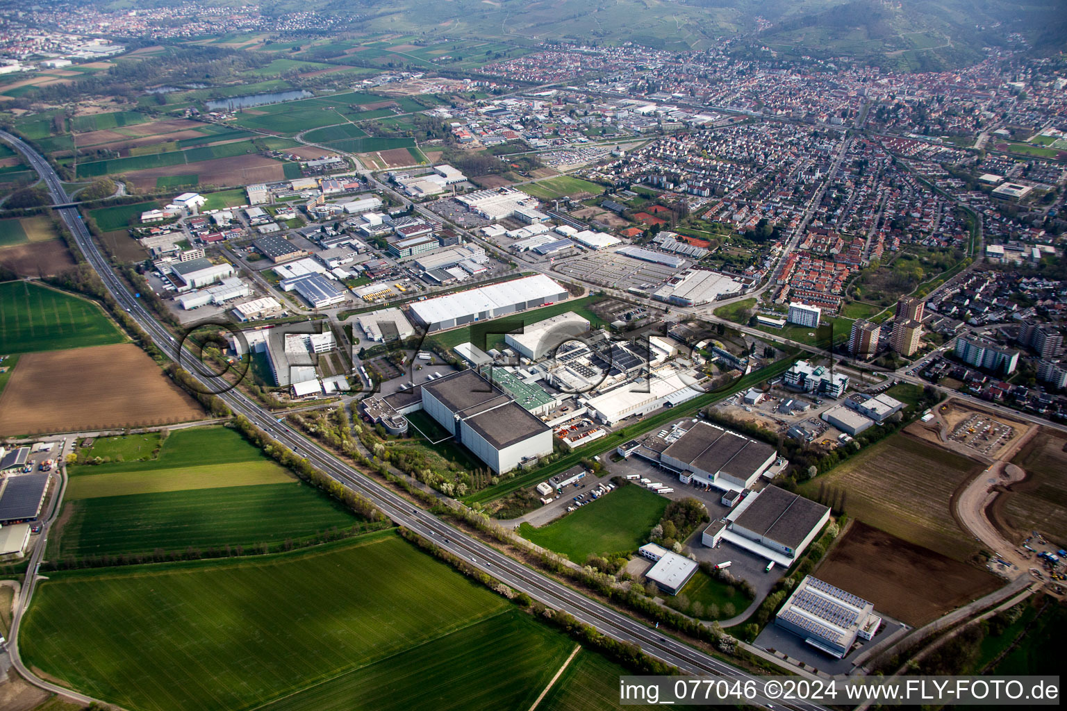 Vue aérienne de Zone industrielle et commerciale sur l'A5 (Bergstraße) à Heppenheim dans le département Hesse, Allemagne