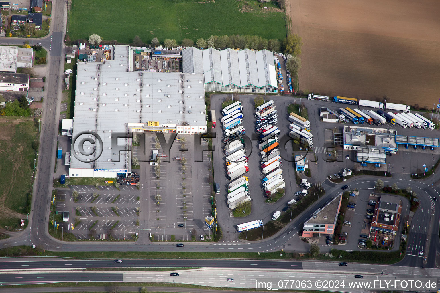 Vue aérienne de Quincaillerie B1 Discount à Bensheim dans le département Hesse, Allemagne