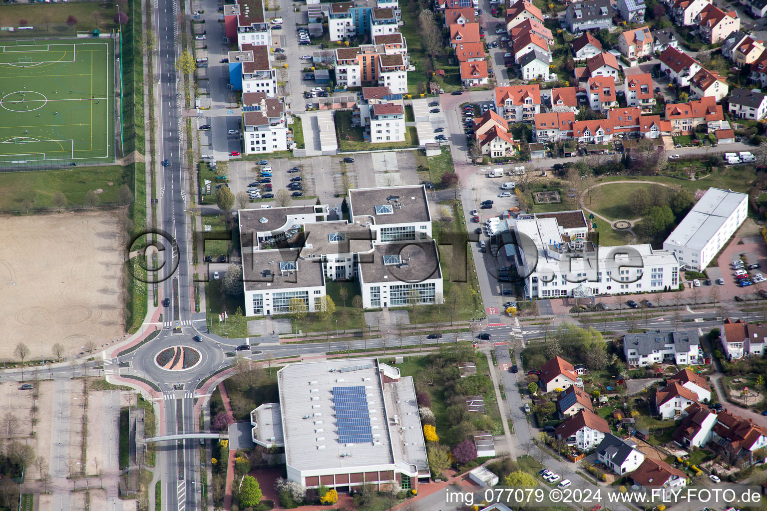 Vue aérienne de Zone commerciale et implantation d'entreprises Track&Trace Academy et Europa Hotel dans le quartier d'Auerbach à Bensheim dans le département Hesse, Allemagne