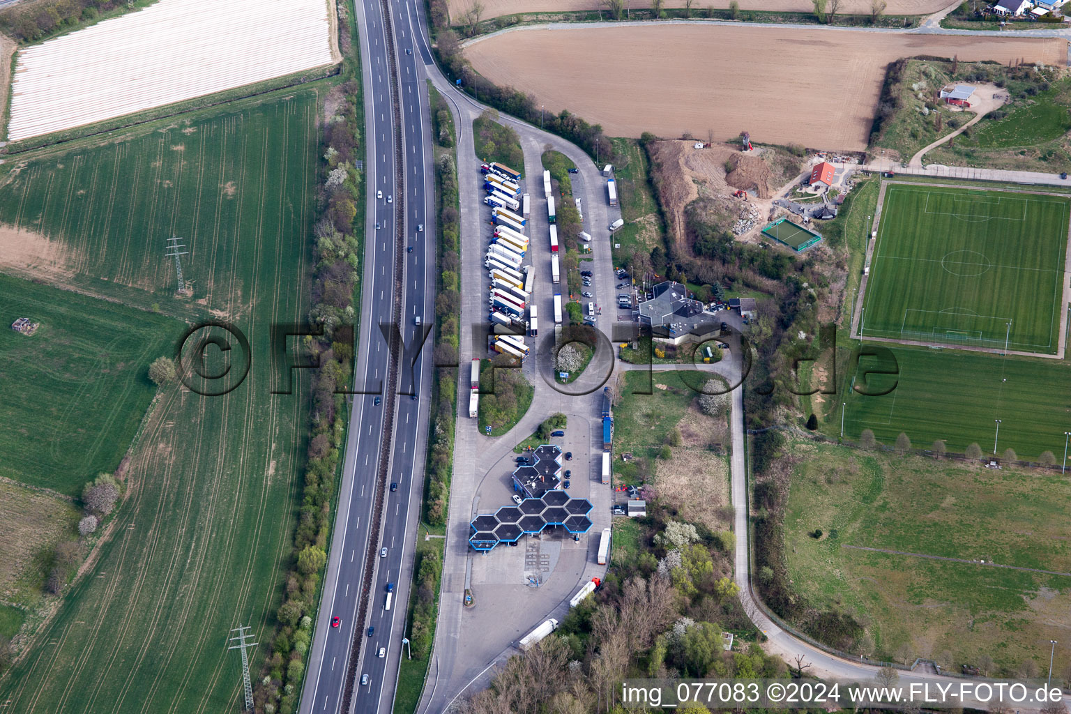 Vue aérienne de Aire d'autoroute de la Bergstrasse le long de l'itinéraire de circulation et des directions du BAB A5 dans le quartier d'Auerbach à Bensheim dans le département Hesse, Allemagne