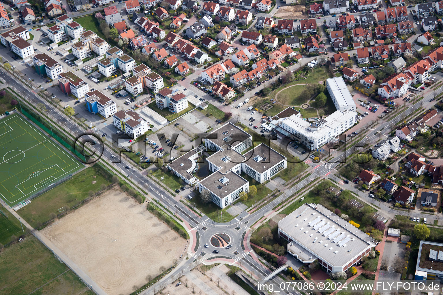 Photographie aérienne de Zone commerciale et implantation d'entreprises Track&Trace Academy et Europa Hotel dans le quartier d'Auerbach à Bensheim dans le département Hesse, Allemagne