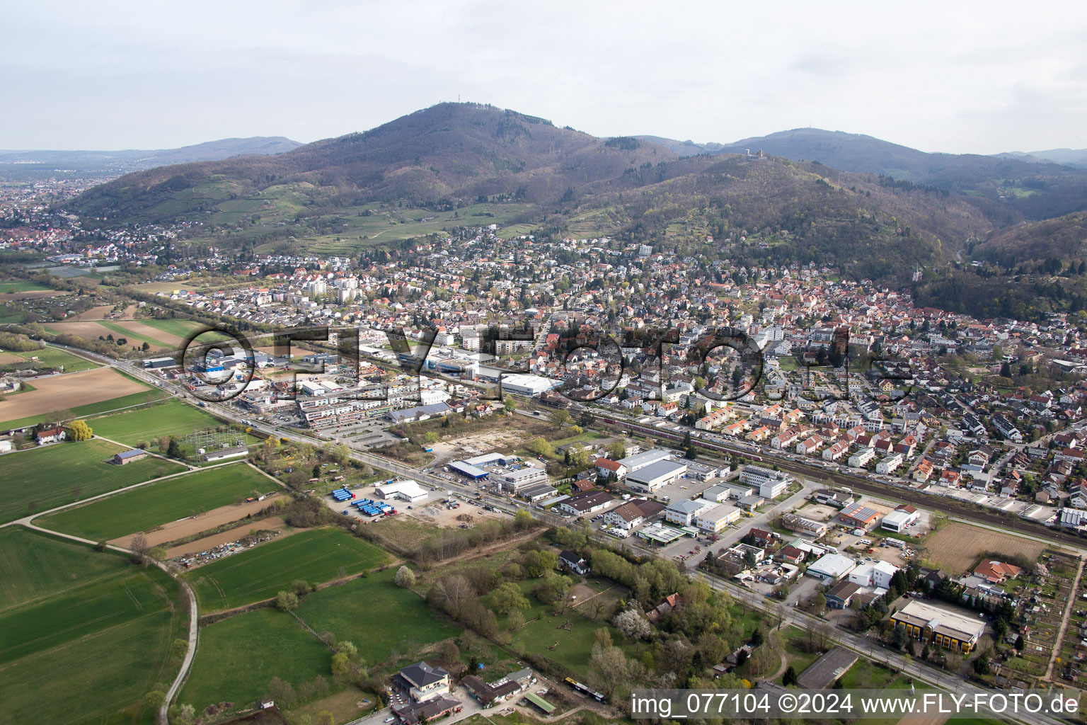 Vue aérienne de Vue des rues et des maisons des quartiers résidentiels à le quartier Auerbach in Bensheim dans le département Hesse, Allemagne