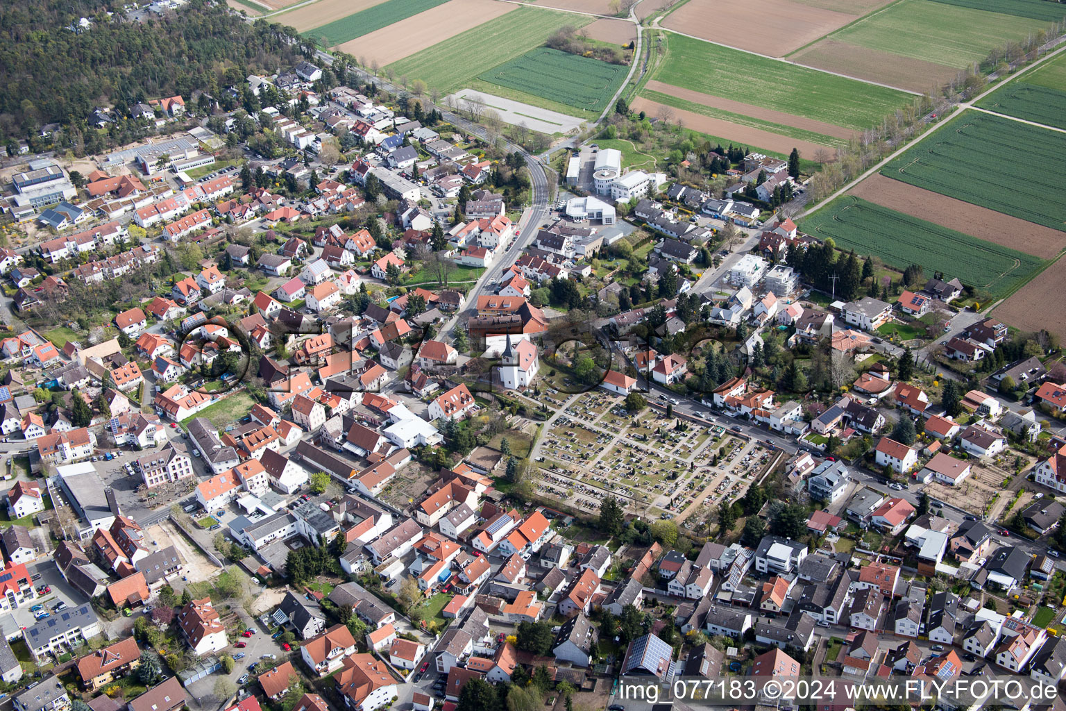 Vue aérienne de Avec cimetière à Bickenbach dans le département Hesse, Allemagne