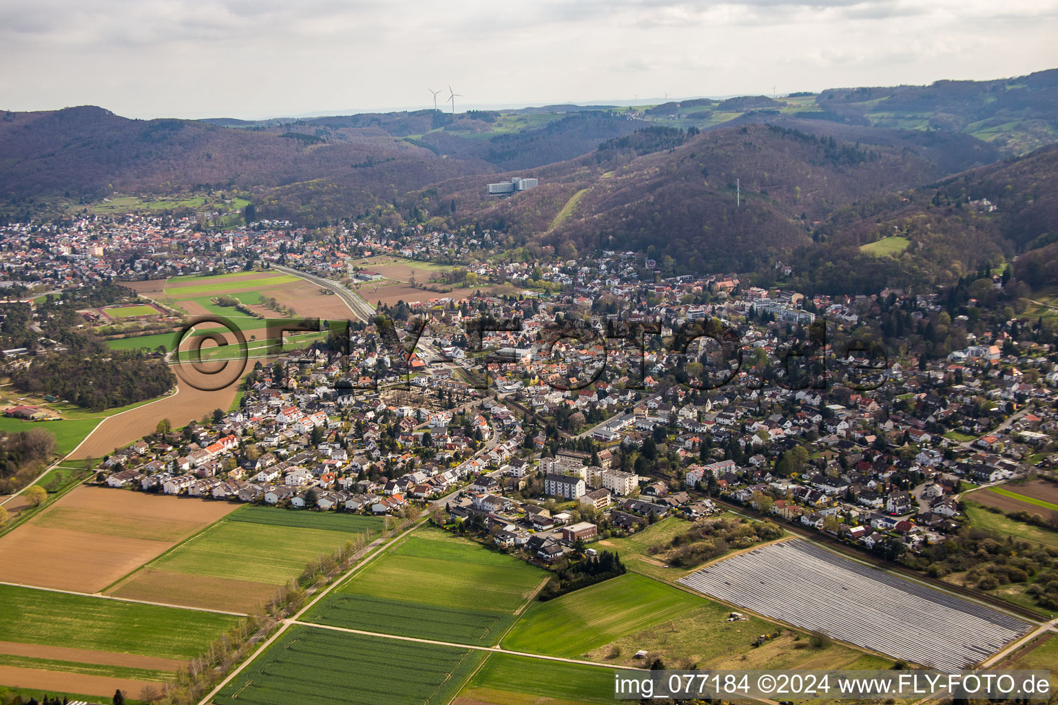 Vue aérienne de Vue des rues et des maisons des quartiers résidentiels à le quartier Jugenheim an der Bergstrasse in Seeheim-Jugenheim dans le département Hesse, Allemagne