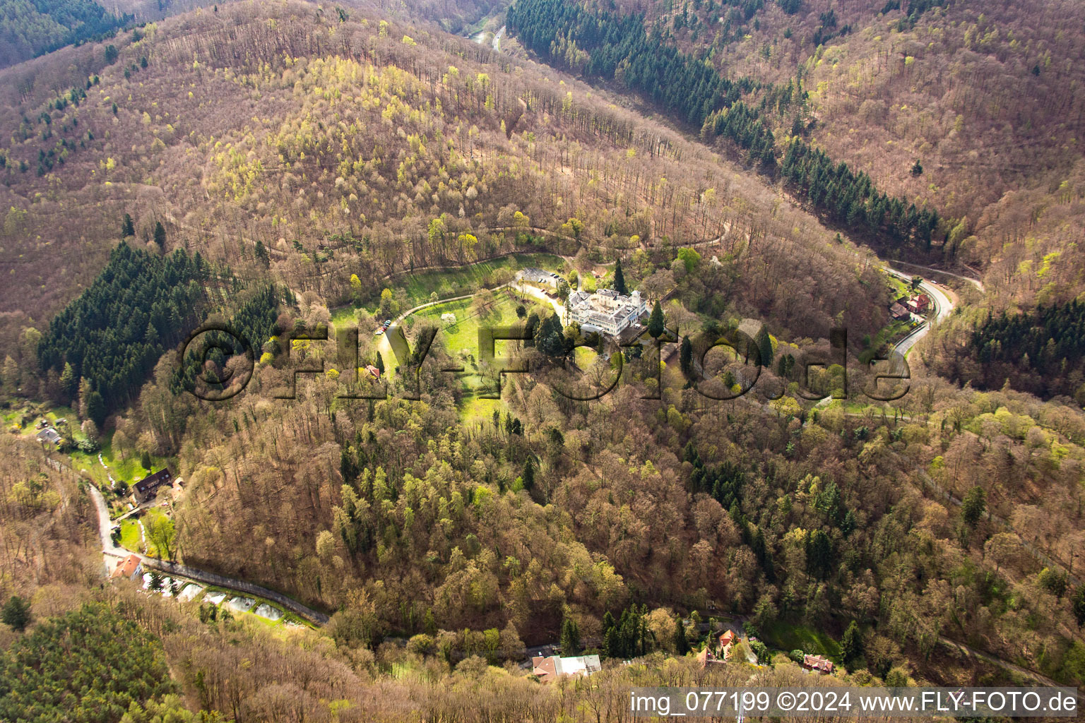 Photographie aérienne de La gastronomie d'Annette au château Heiligenberg à Jugenheim à Seeheim-Jugenheim dans le département Hesse, Allemagne