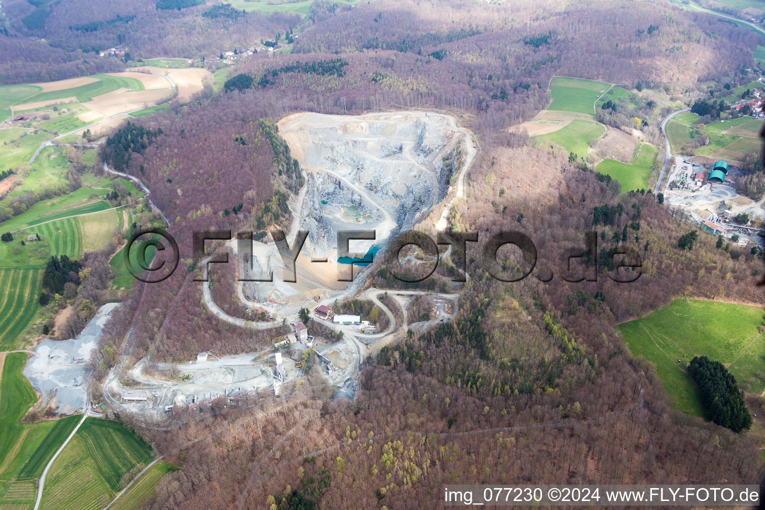 Vue aérienne de Extraction à ciel ouvert de sel de potasse à le quartier Nieder-Beerbach in Mühltal dans le département Hesse, Allemagne