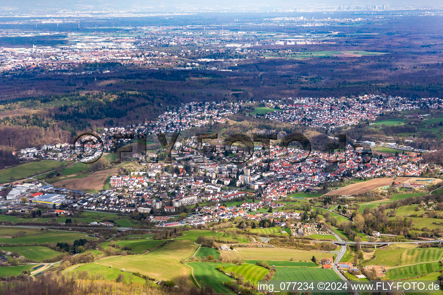 Vue aérienne de Du sud à le quartier Nieder-Ramstadt in Mühltal dans le département Hesse, Allemagne