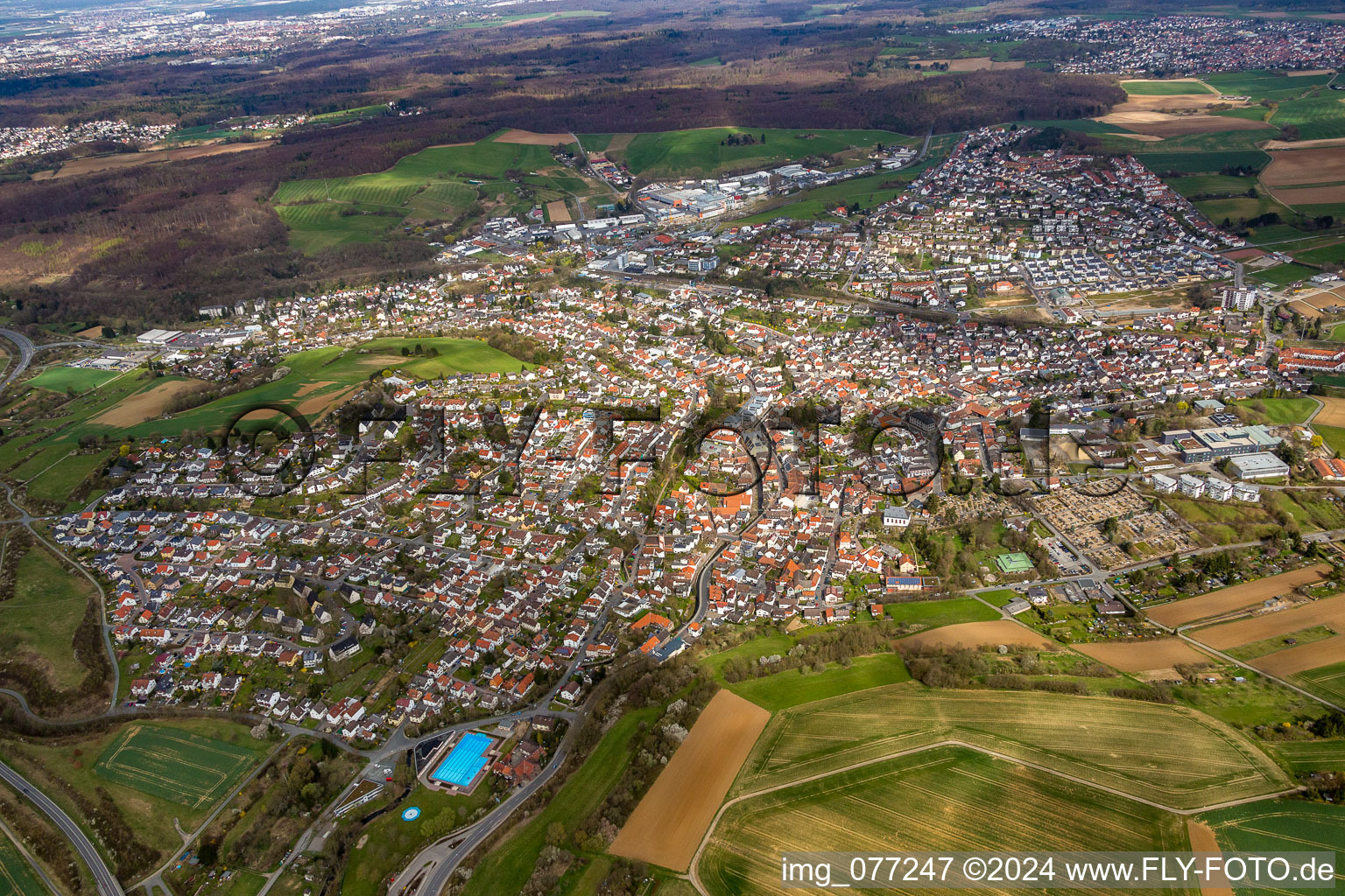 Vue aérienne de Vue des rues et des maisons des quartiers résidentiels à Ober-Ramstadt dans le département Hesse, Allemagne