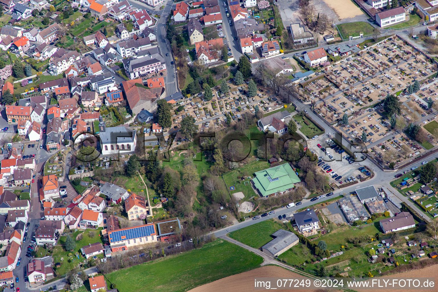 Vue aérienne de Cimetière et église à Ober-Ramstadt dans le département Hesse, Allemagne