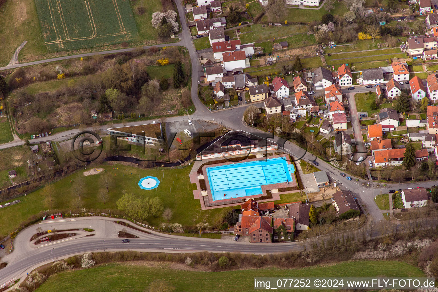 Vue aérienne de Piscine municipale extérieure à Ober-Ramstadt dans le département Hesse, Allemagne