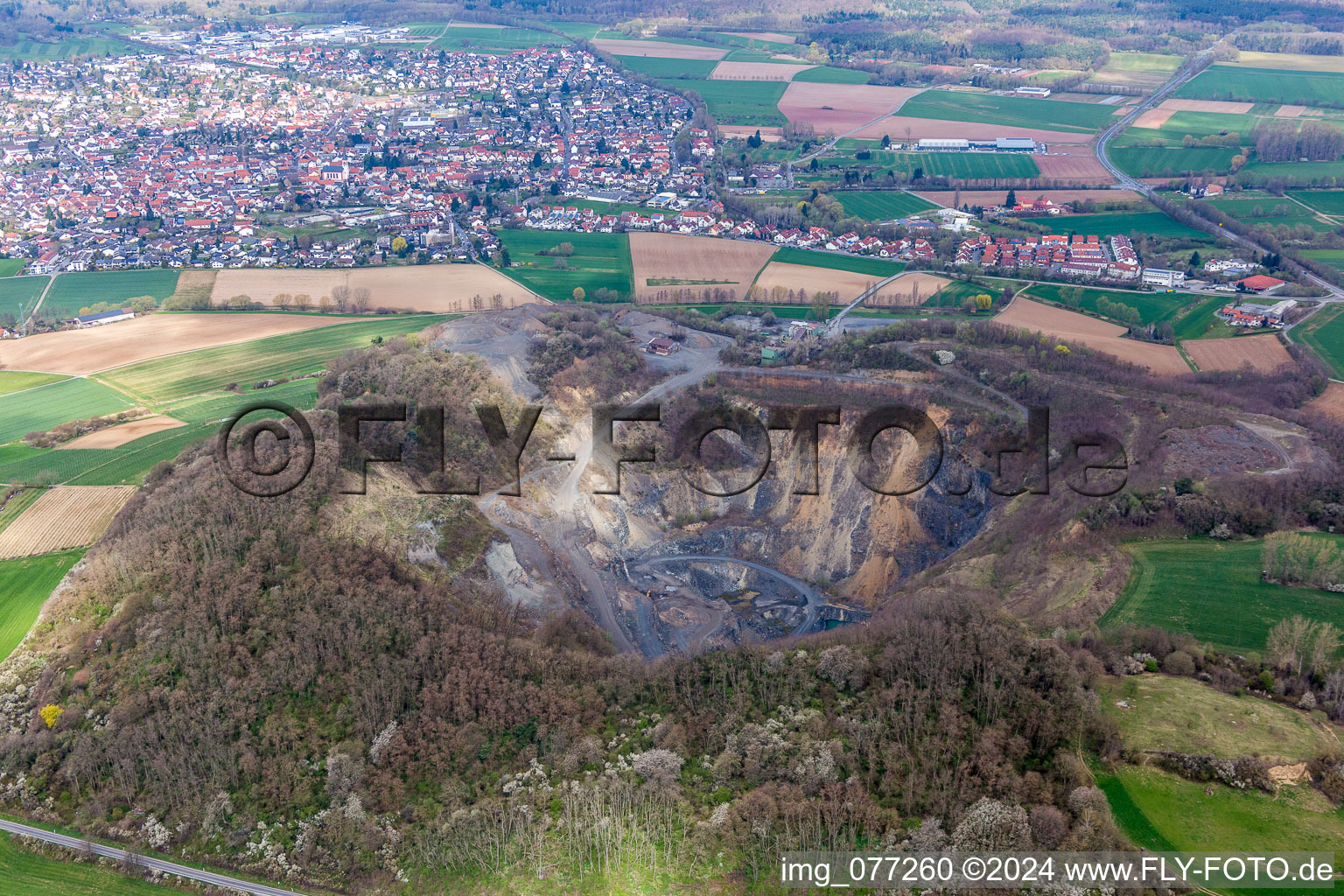 Vue aérienne de Carrière d'extraction et d'extraction de basalte dans le district de Zeilhard à Roßdorf dans le département Hesse, Allemagne