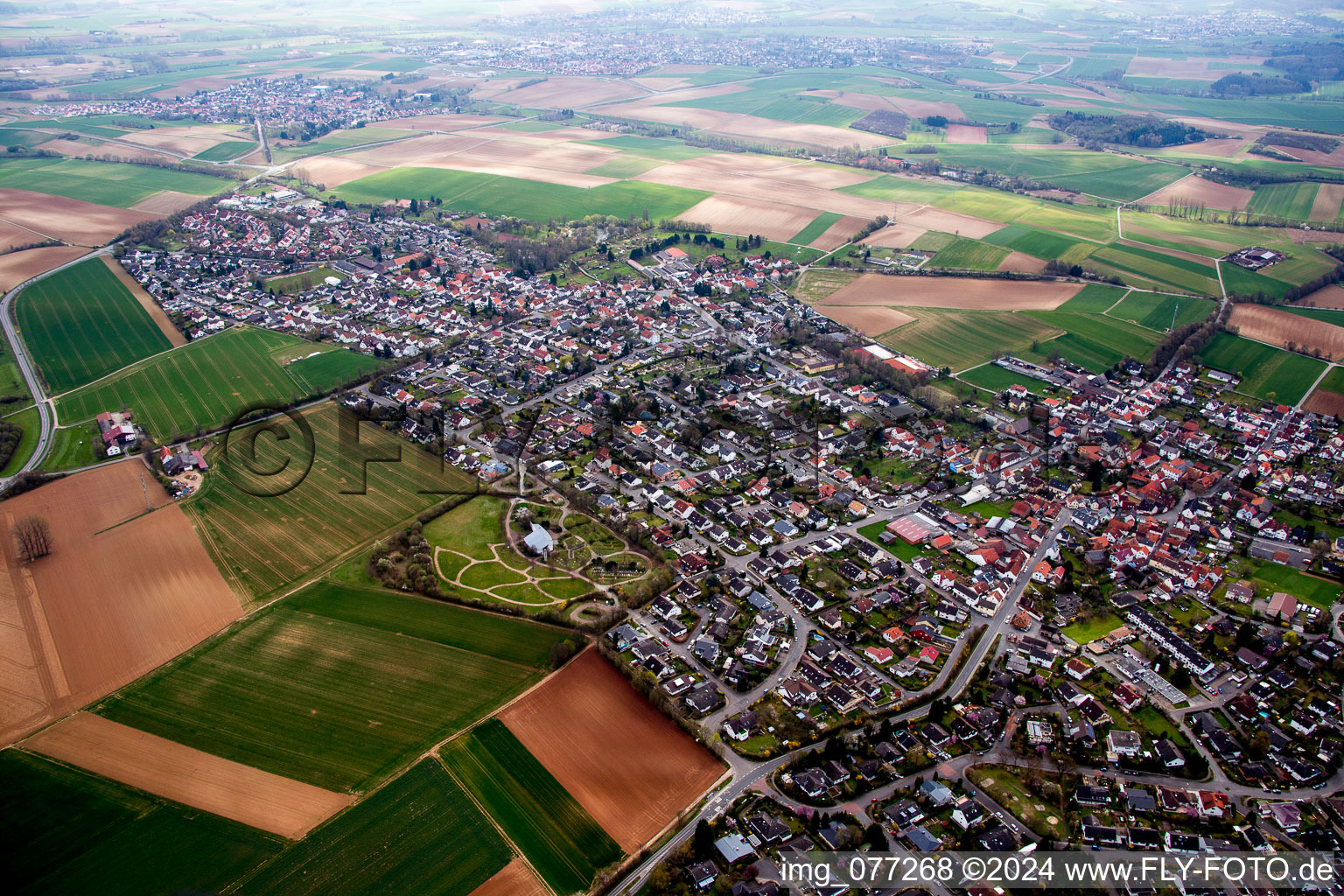 Vue aérienne de Vue des rues et des maisons des quartiers résidentiels à le quartier Georgenhausen in Reinheim dans le département Hesse, Allemagne