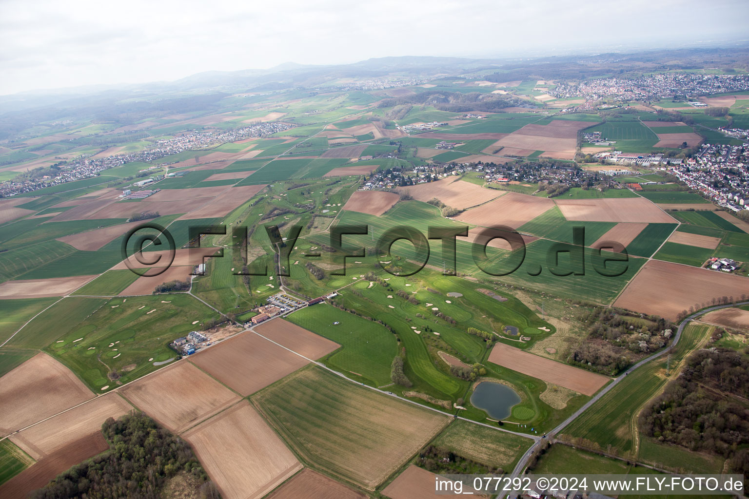 Terrain de golf à Groß-Zimmern dans le département Hesse, Allemagne hors des airs