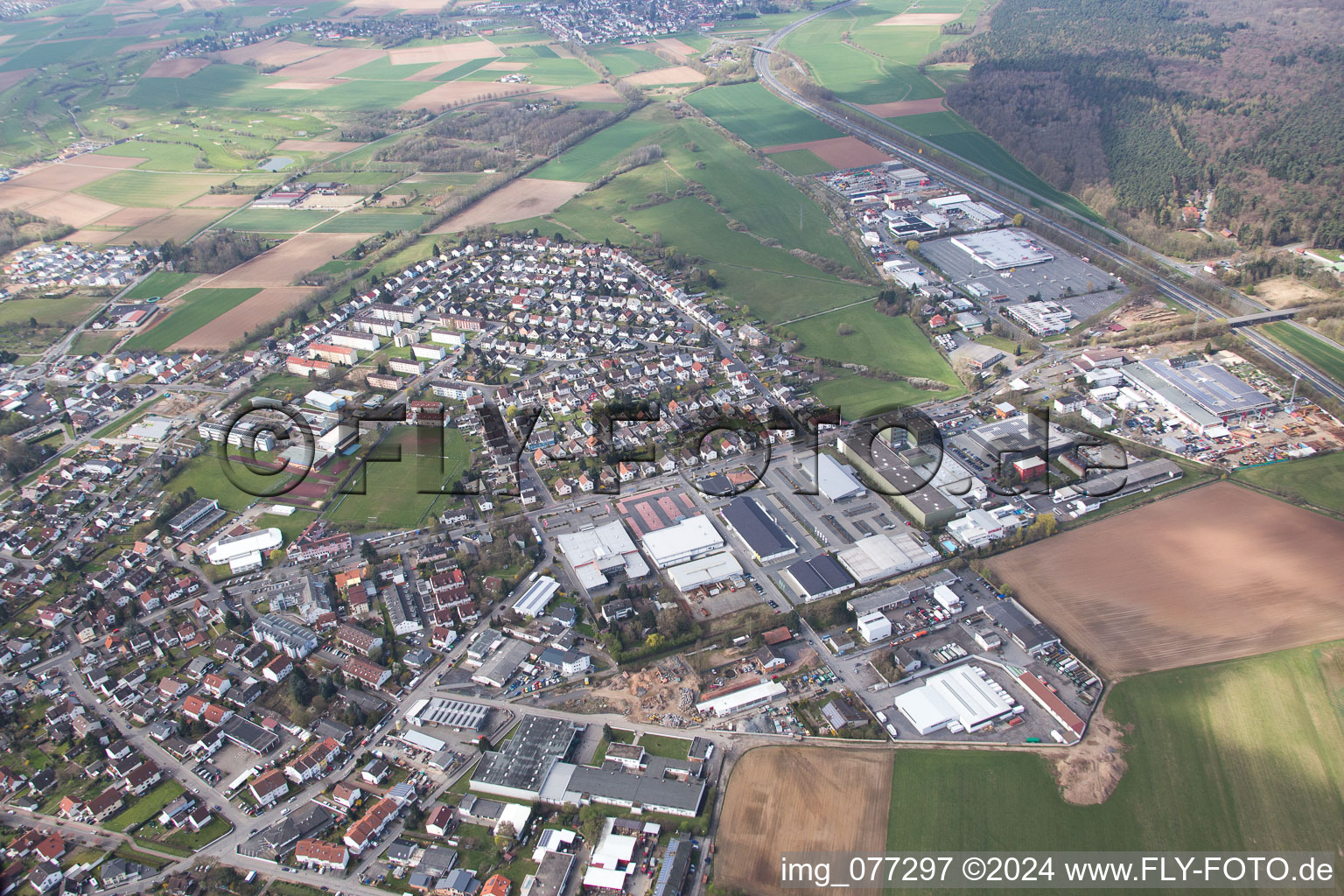 Vue aérienne de Vue des rues et des maisons des quartiers résidentiels à Groß-Zimmern dans le département Hesse, Allemagne