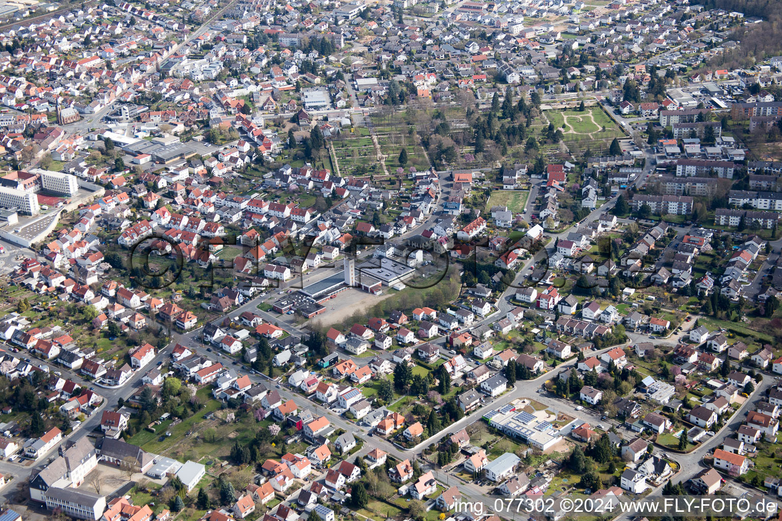 Vue aérienne de Vue des rues et des maisons des quartiers résidentiels à Dieburg dans le département Hesse, Allemagne