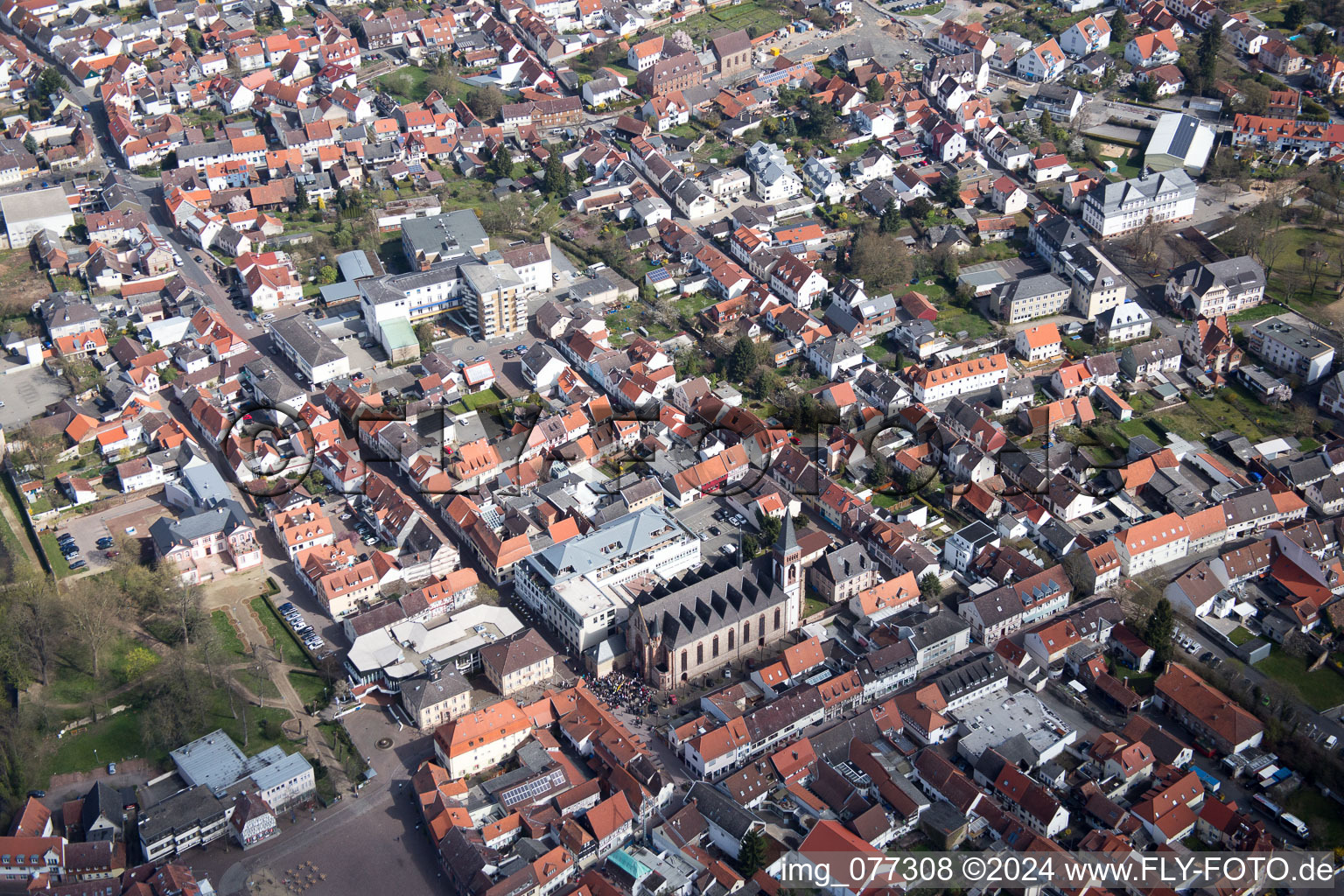 Vue aérienne de Église dans le centre historique du centre-ville à Dieburg dans le département Hesse, Allemagne