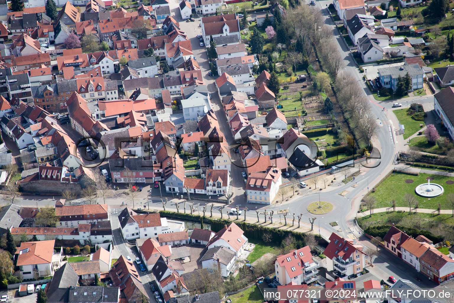 Vue aérienne de Circulation routière le long de l'intersection Schießmauer - Rheingaustraße à Dieburg dans le département Hesse, Allemagne