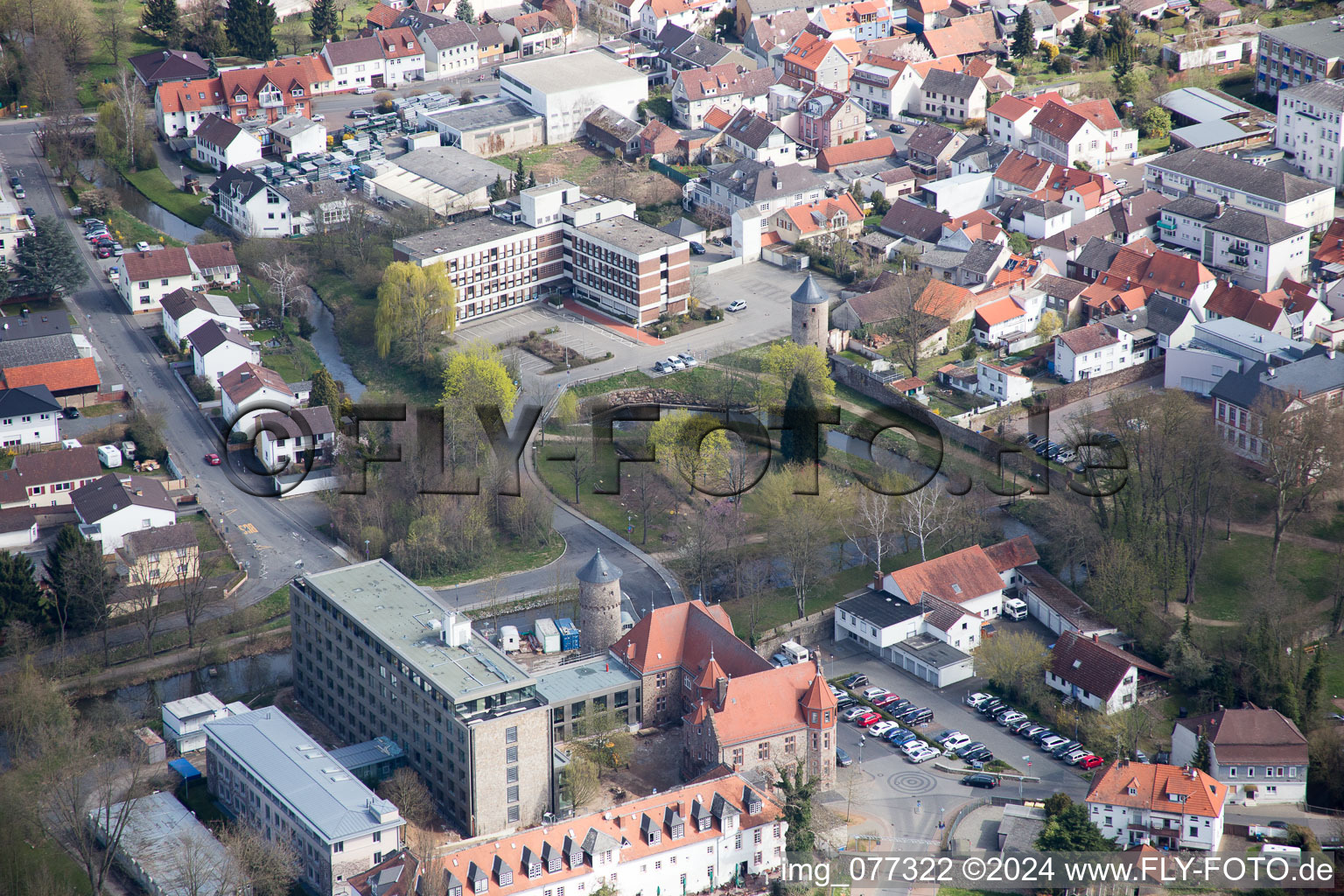 Vue aérienne de Bâtiment administratif des autorités de l'État, de l'administration du district et du tribunal de district à Dieburg dans le département Hesse, Allemagne