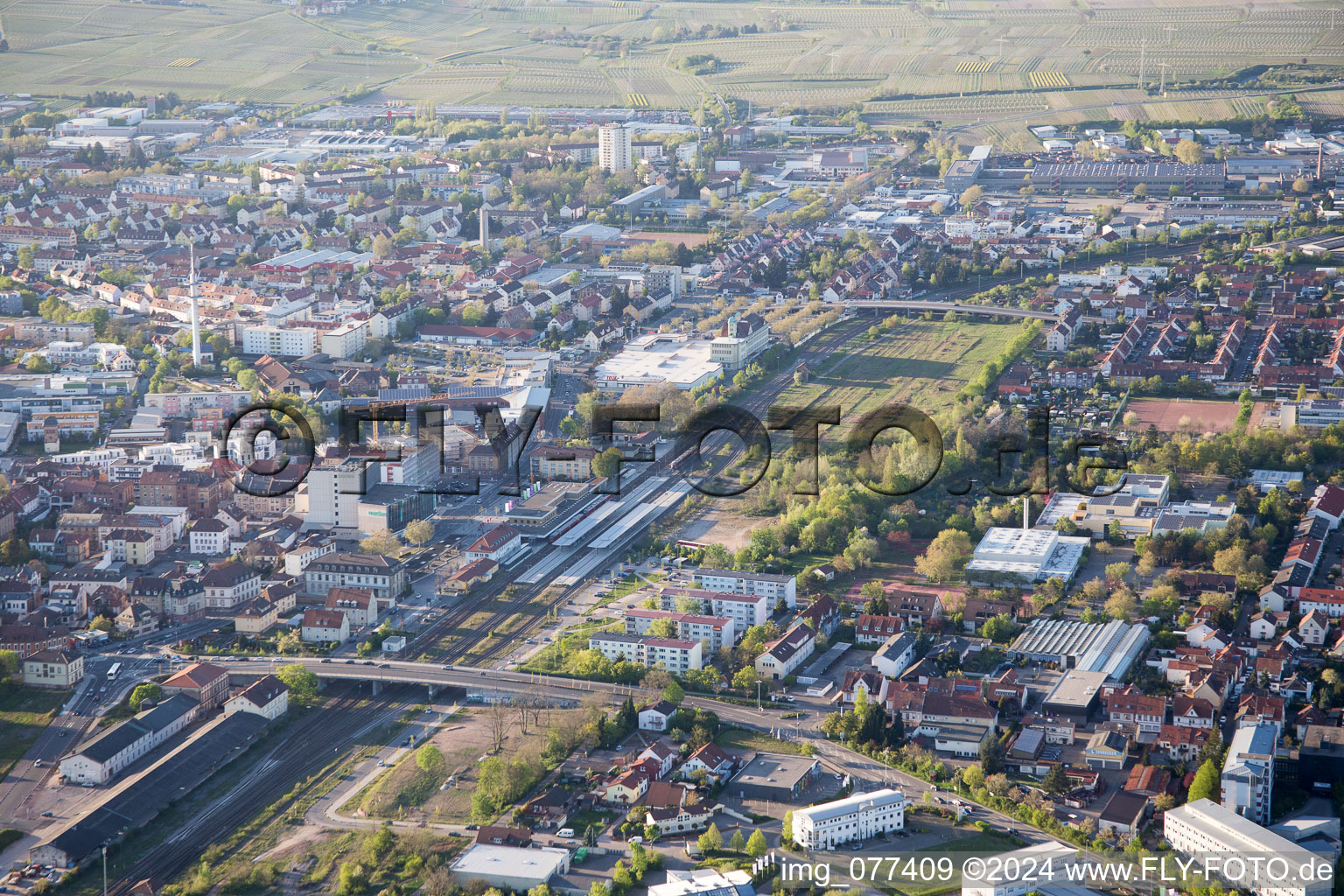 Vue aérienne de Gare à le quartier Queichheim in Landau in der Pfalz dans le département Rhénanie-Palatinat, Allemagne