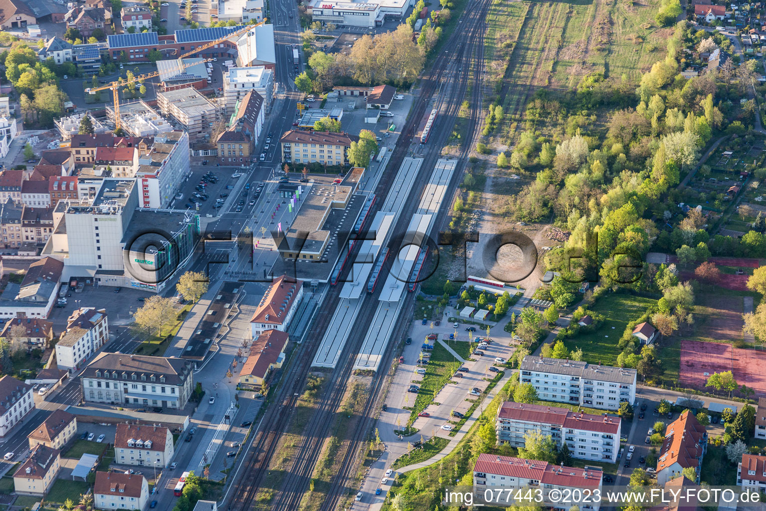 Vue aérienne de Voie et gare principale de la Deutsche Bahn à Landau in der Pfalz dans le département Rhénanie-Palatinat, Allemagne