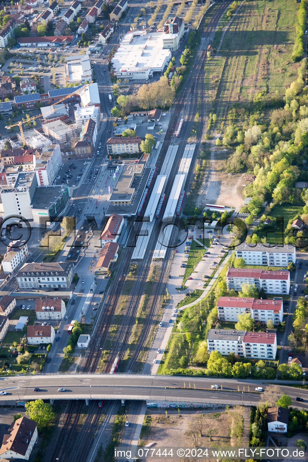 Vue aérienne de Gare à le quartier Queichheim in Landau in der Pfalz dans le département Rhénanie-Palatinat, Allemagne