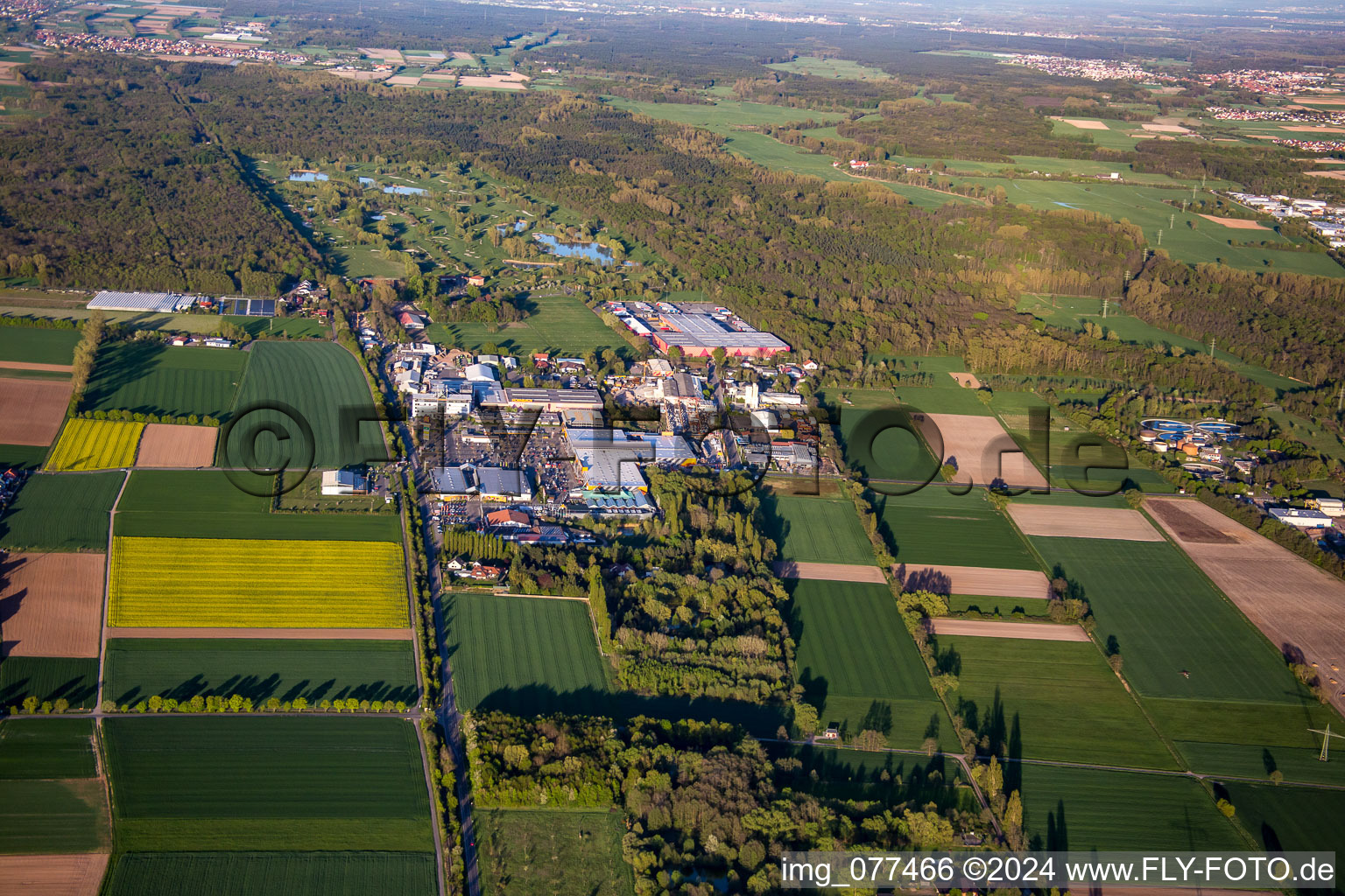 Vue aérienne de Zone industrielle de la Bruchwiesenstrasse avec quincaillerie Hornbach devant le club de golf à Bornheim dans le département Rhénanie-Palatinat, Allemagne